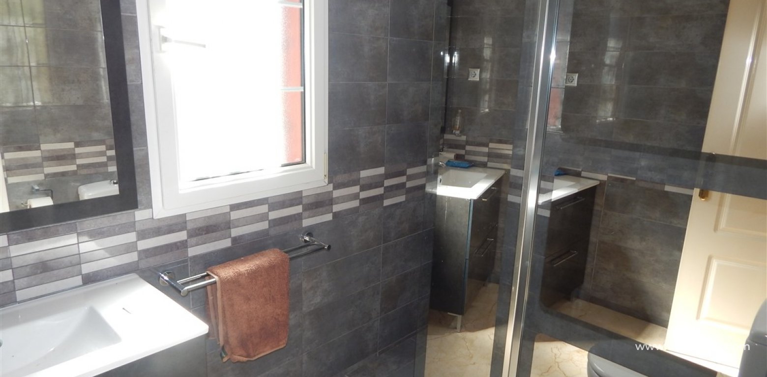 house for sale in Villamartin bathroom