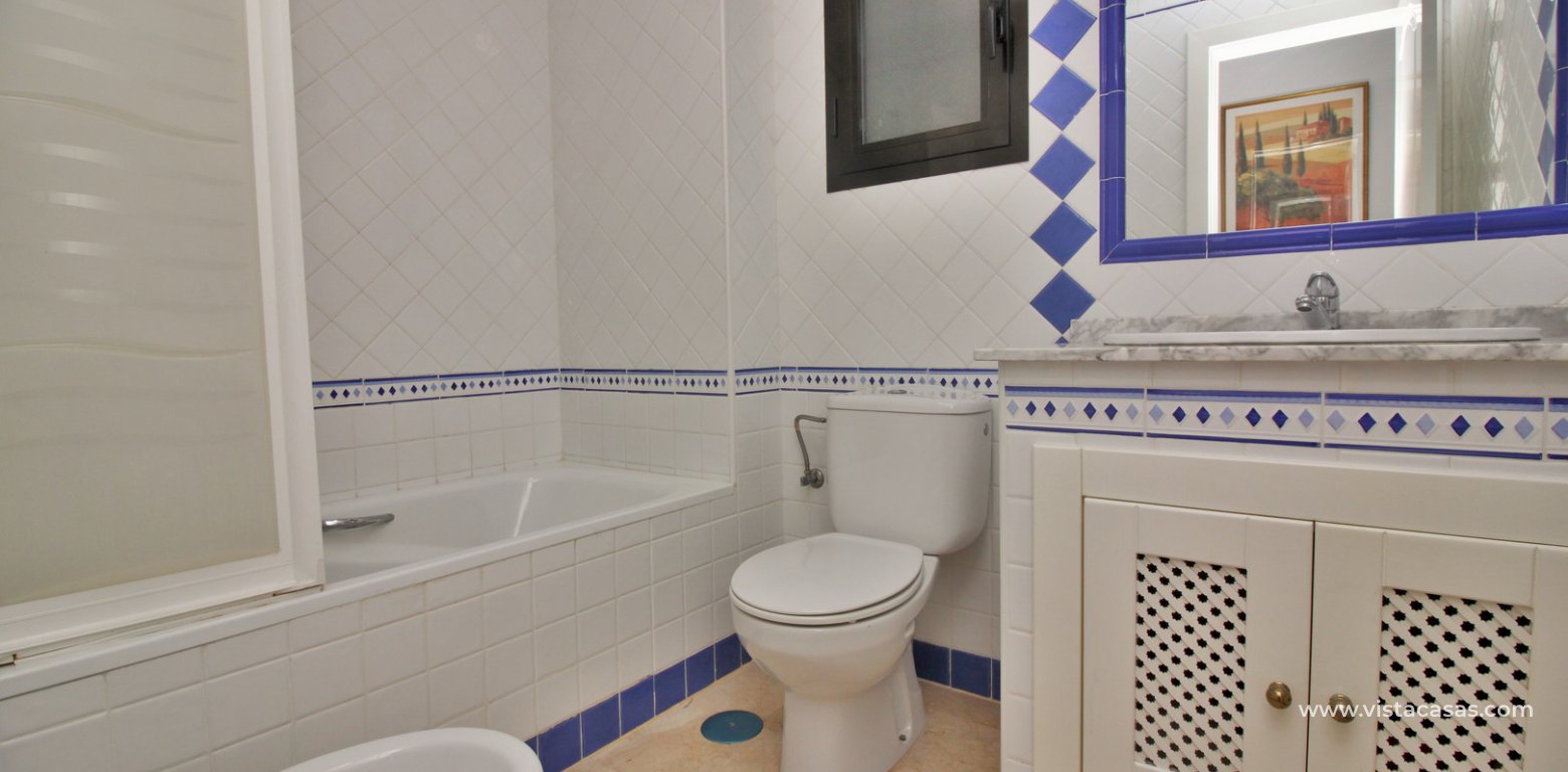 3 bedroom apartment for sale in Pau 8 Villamartin Azahar bathroom