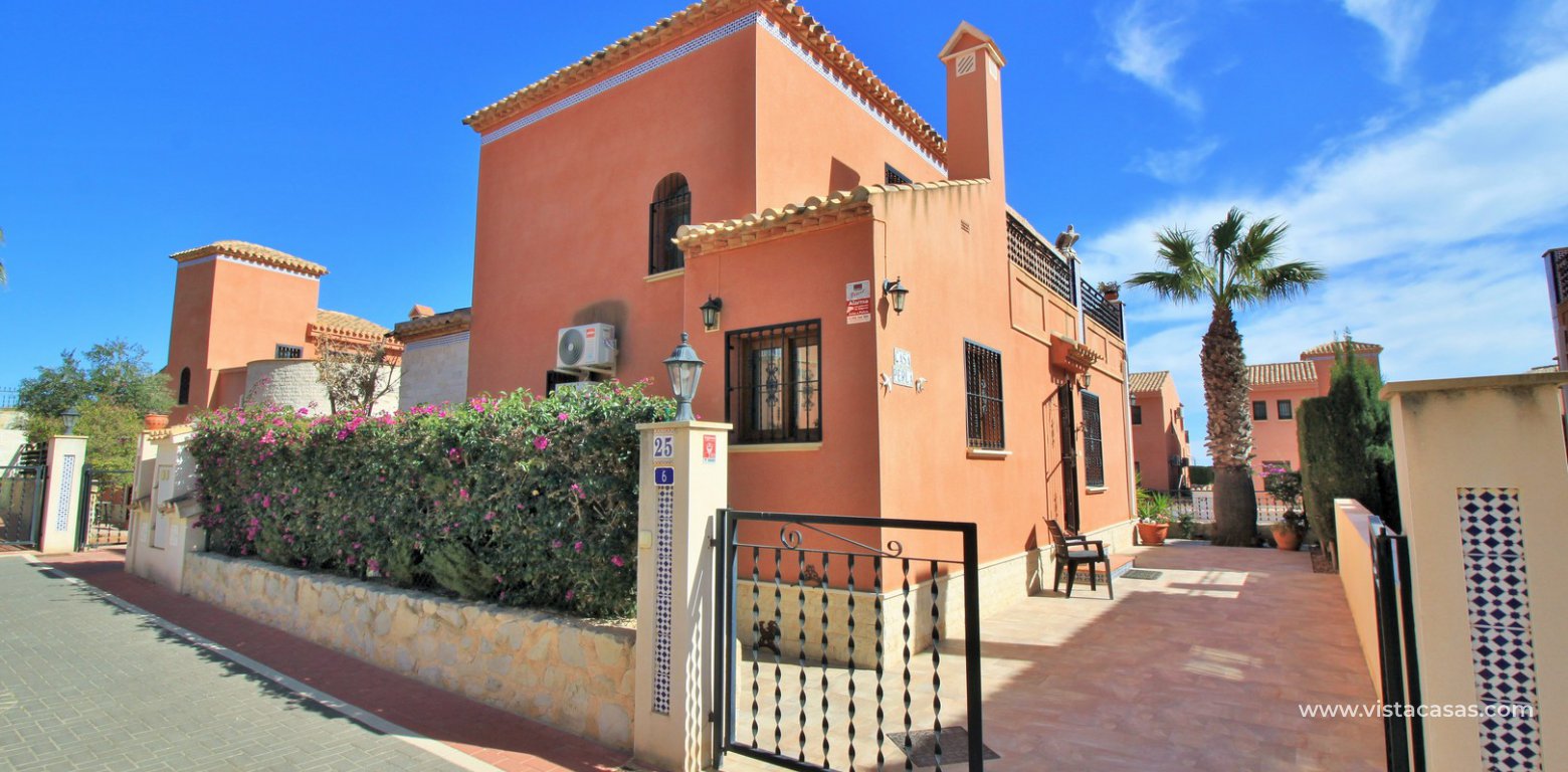 Detached villa overlooking the pool for sale in La Cañada San Miguel driveway