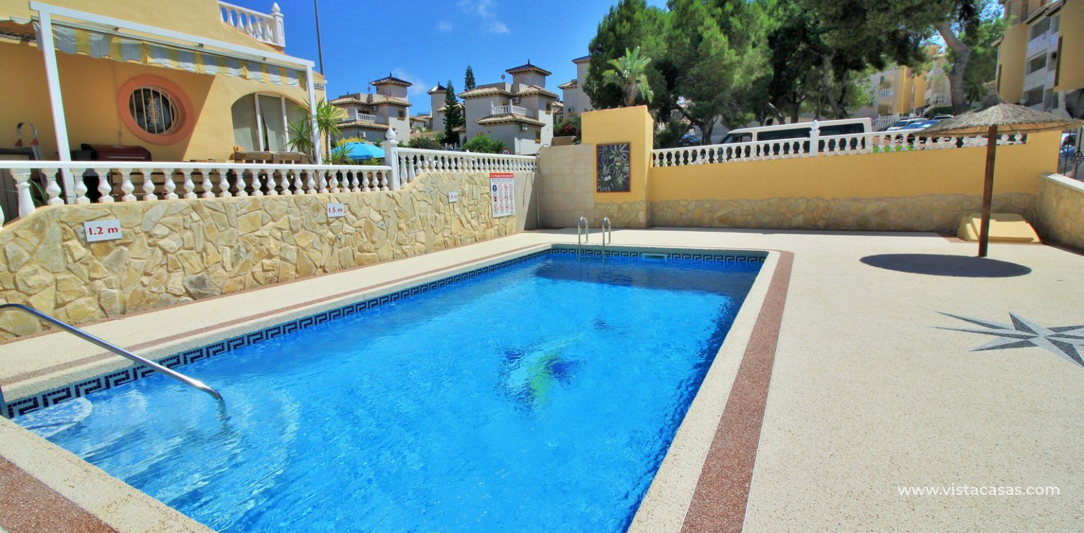 Townhouse for sale in Villamartin communal pool