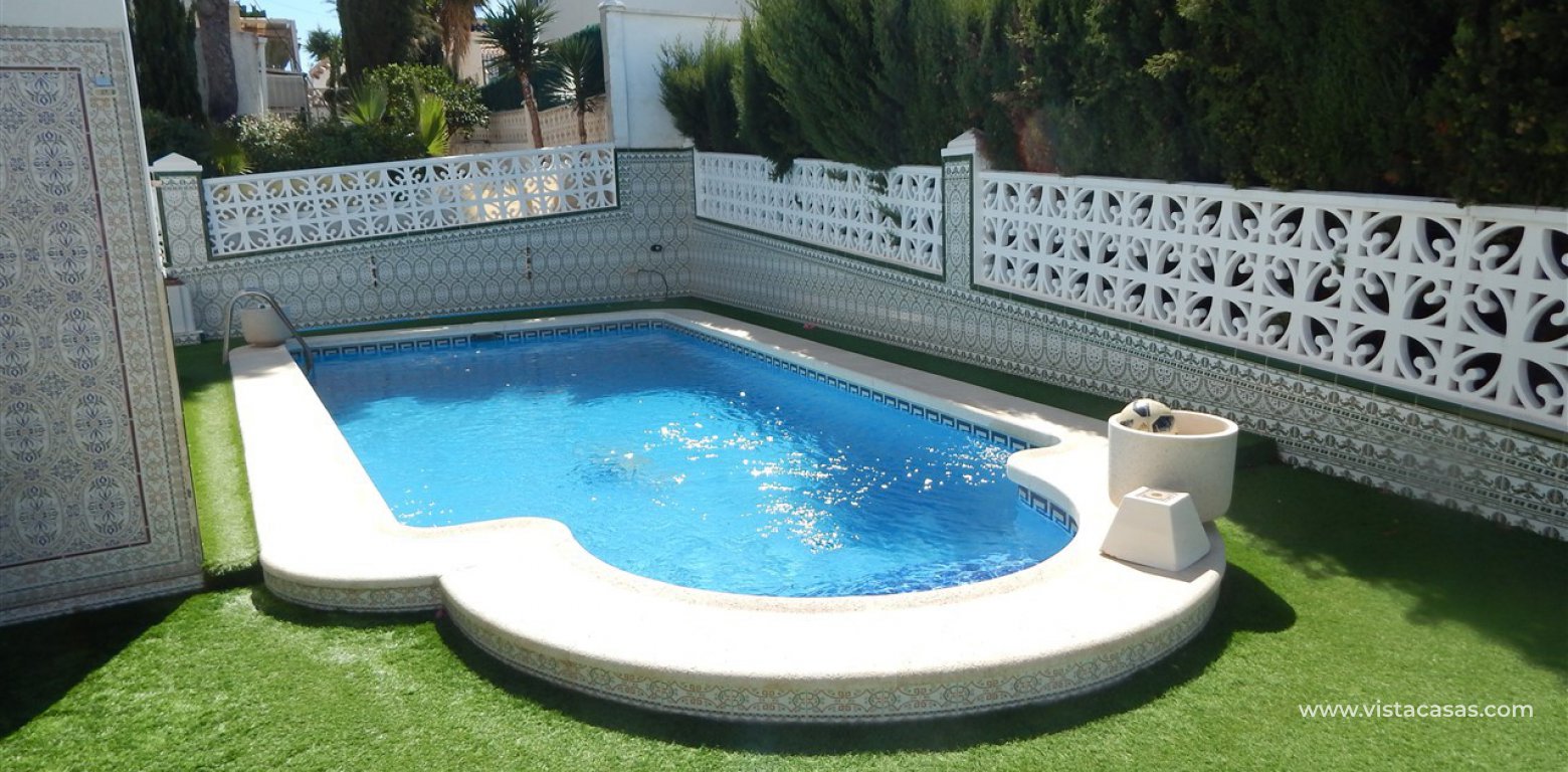 Large villa for sale in Villamartin pool