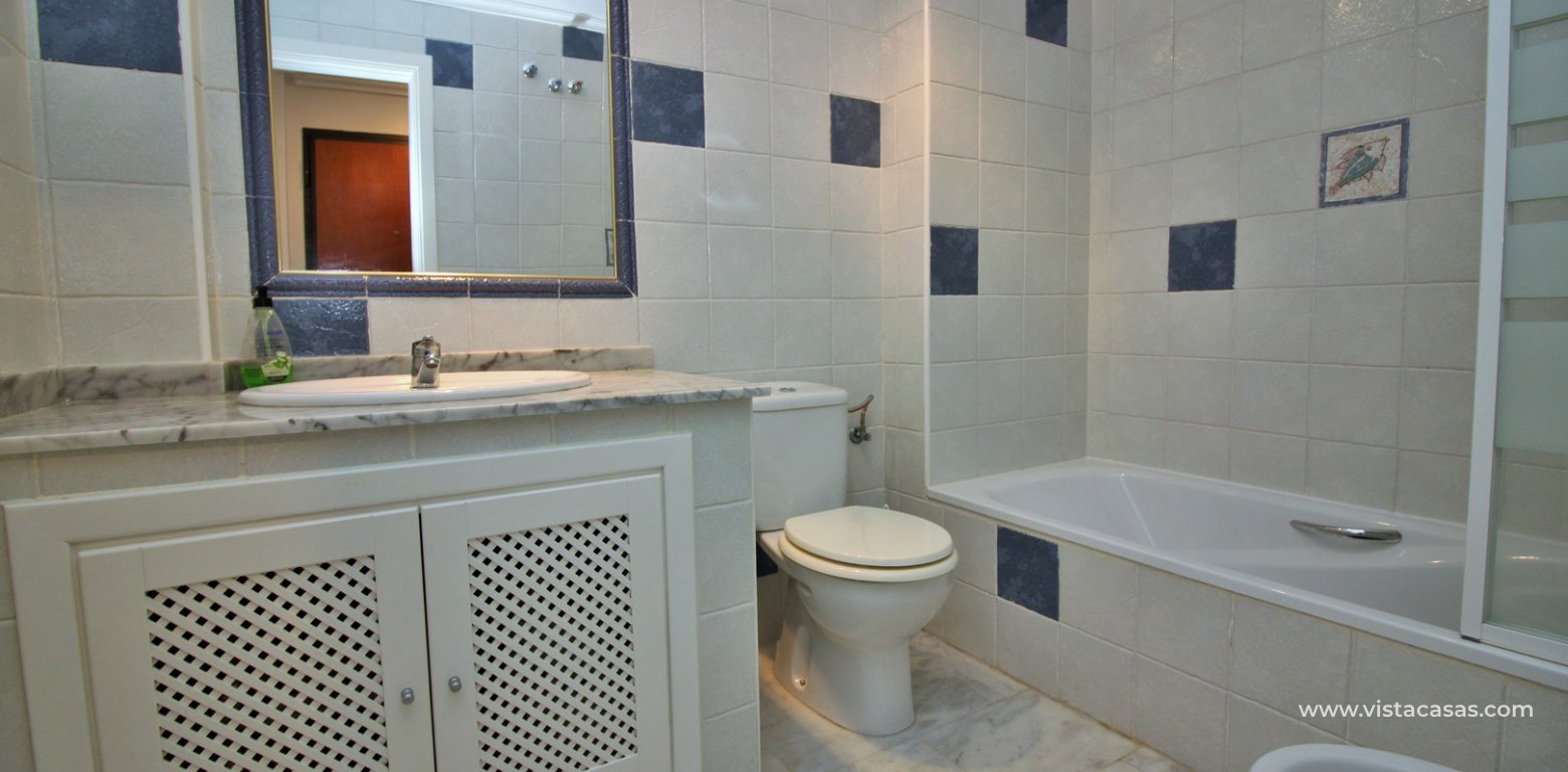 Penthouse apartment for sale in Pau 8 Villamartin bathroom