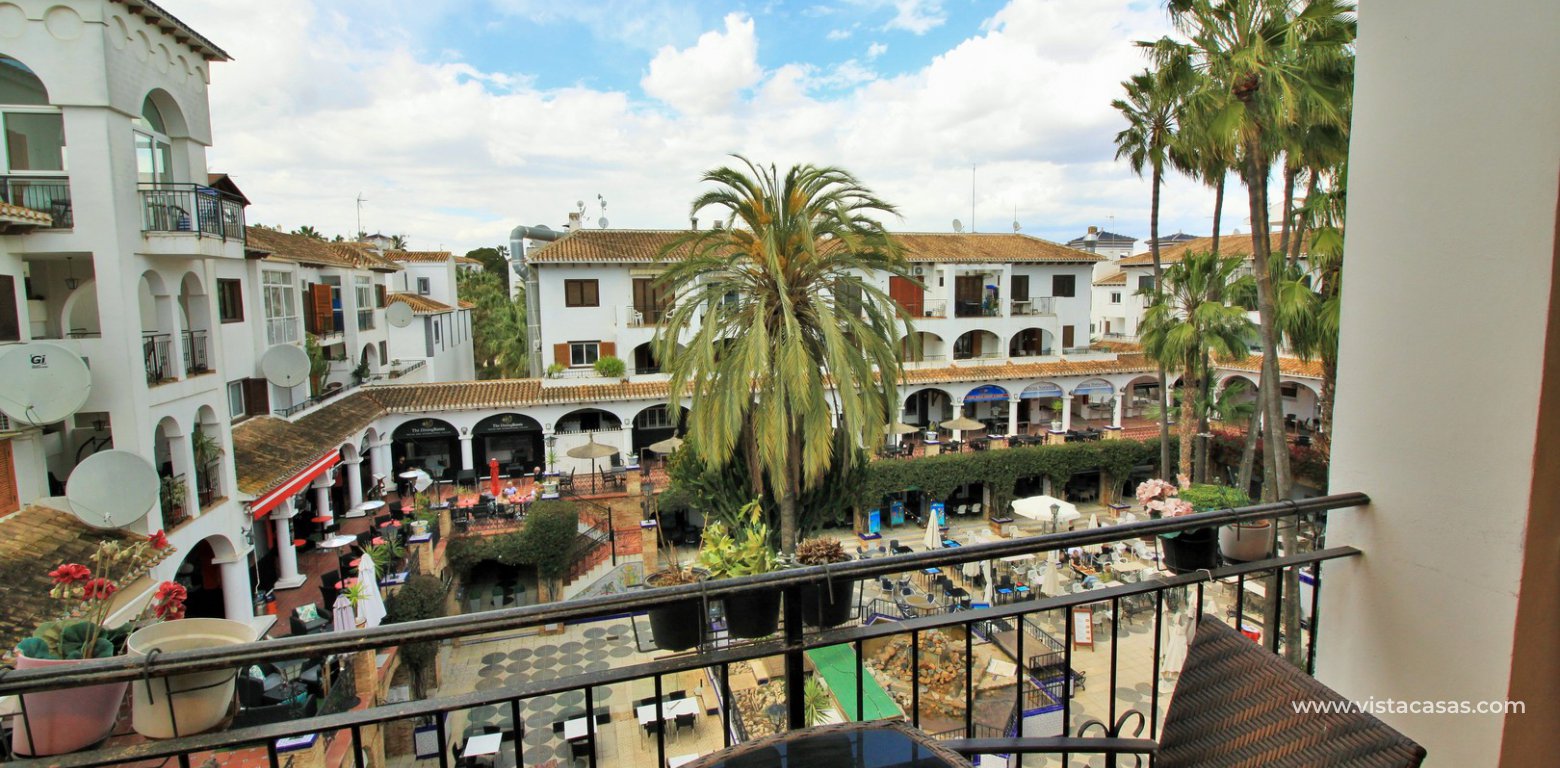Top floor apartment for sale in the Villamartin Plaza overlooking the square