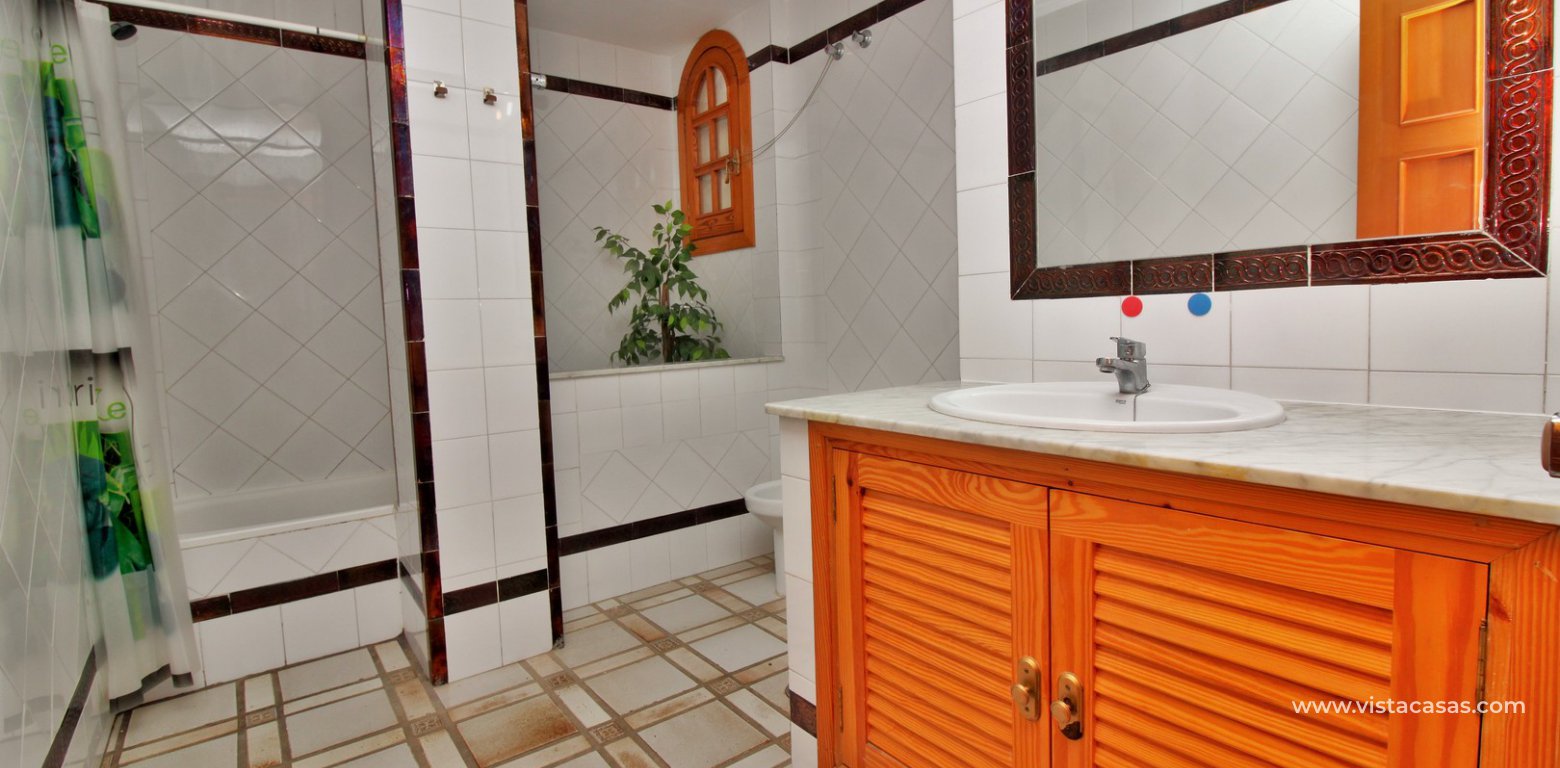 Apartment for sale overlooking the pool in Villamartin bathroom