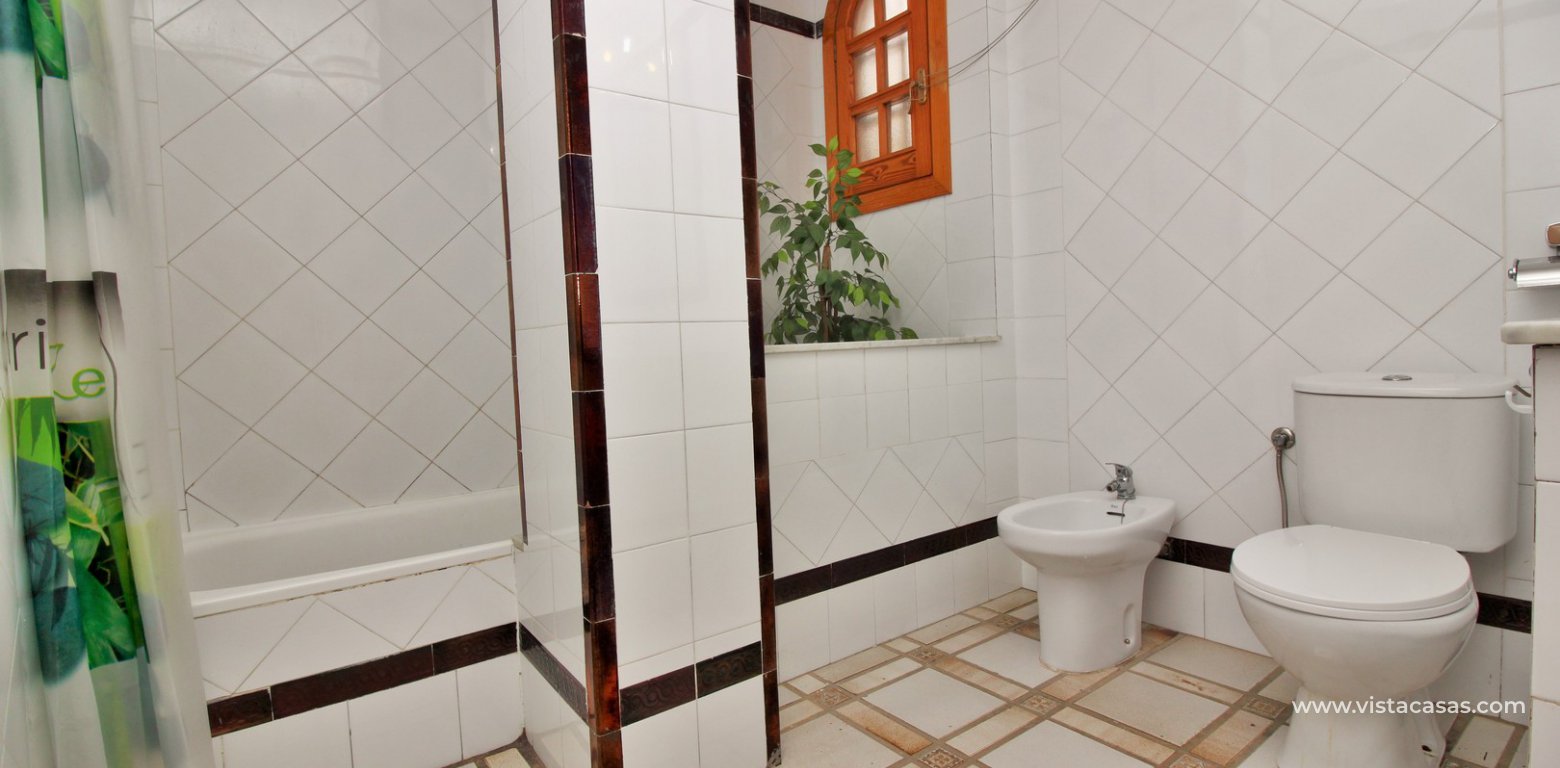 Apartment for sale overlooking the pool in Villamartin bathroom 2