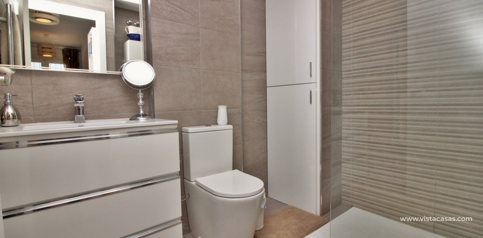 Modern top floor apartment for sale in Panorama Golf Villamartin bathroom