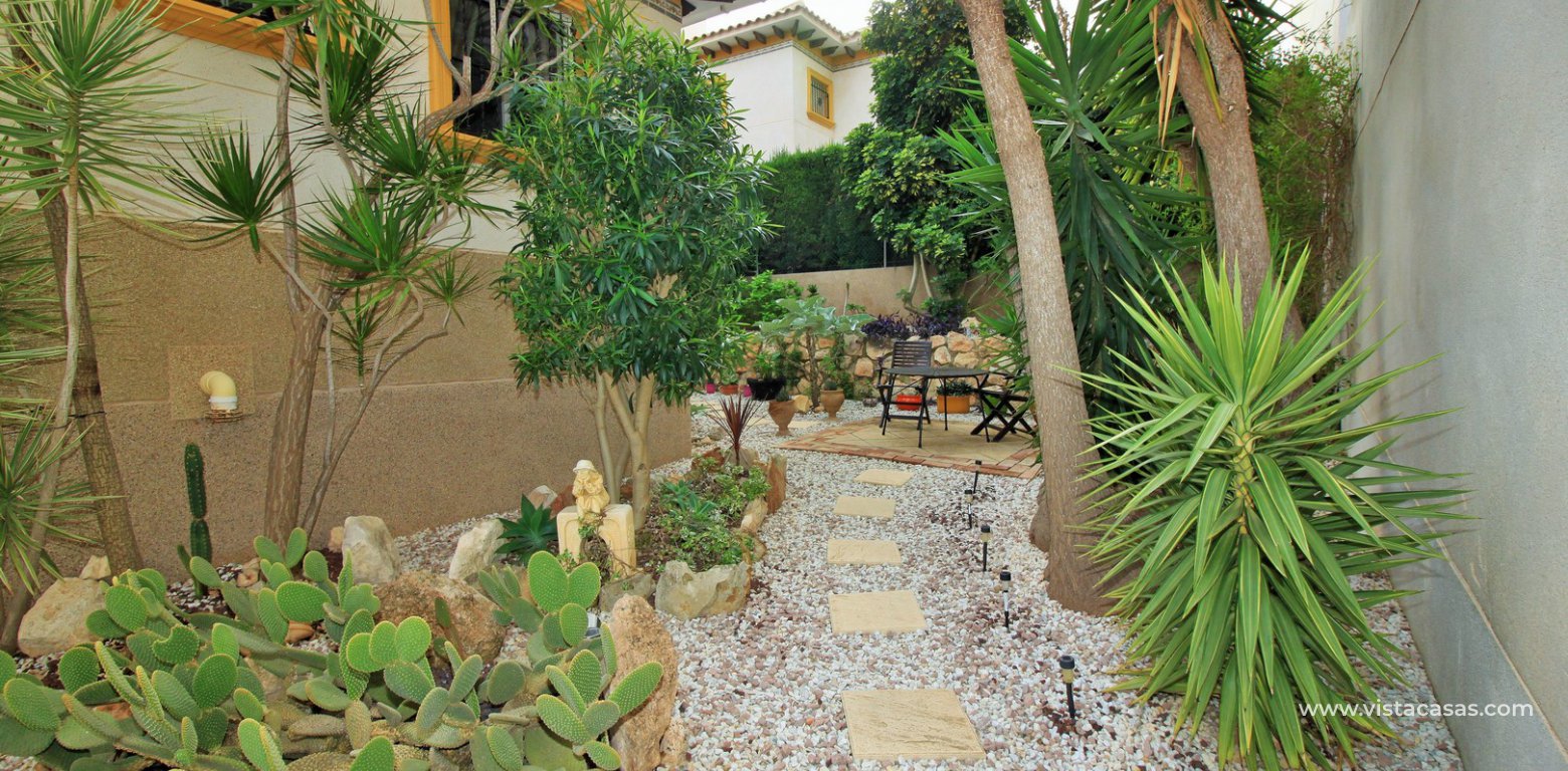 5 bedroom detached villa with garage for sale in Pinada Golf Villamartin garden 3