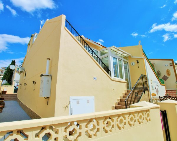 Mr. & Mrs. Helwich, happy sellers in Monte Golf, Villamartin
