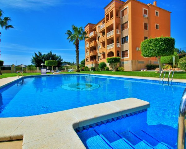 Jill & Gareth Scott, happy buyers in Pau 8, Villamartin