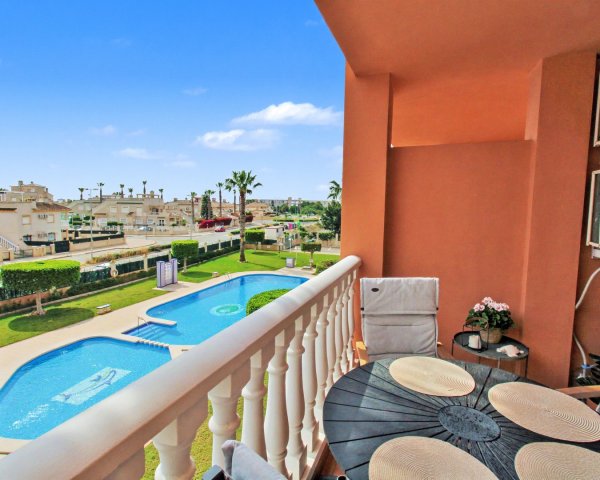 Mr. Douchar, happy buyer in Las Violetas, Pau 8, Villamartin