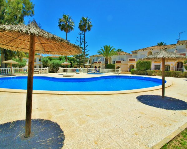 Peter & Frederique, happy property sellers with Vistacasas