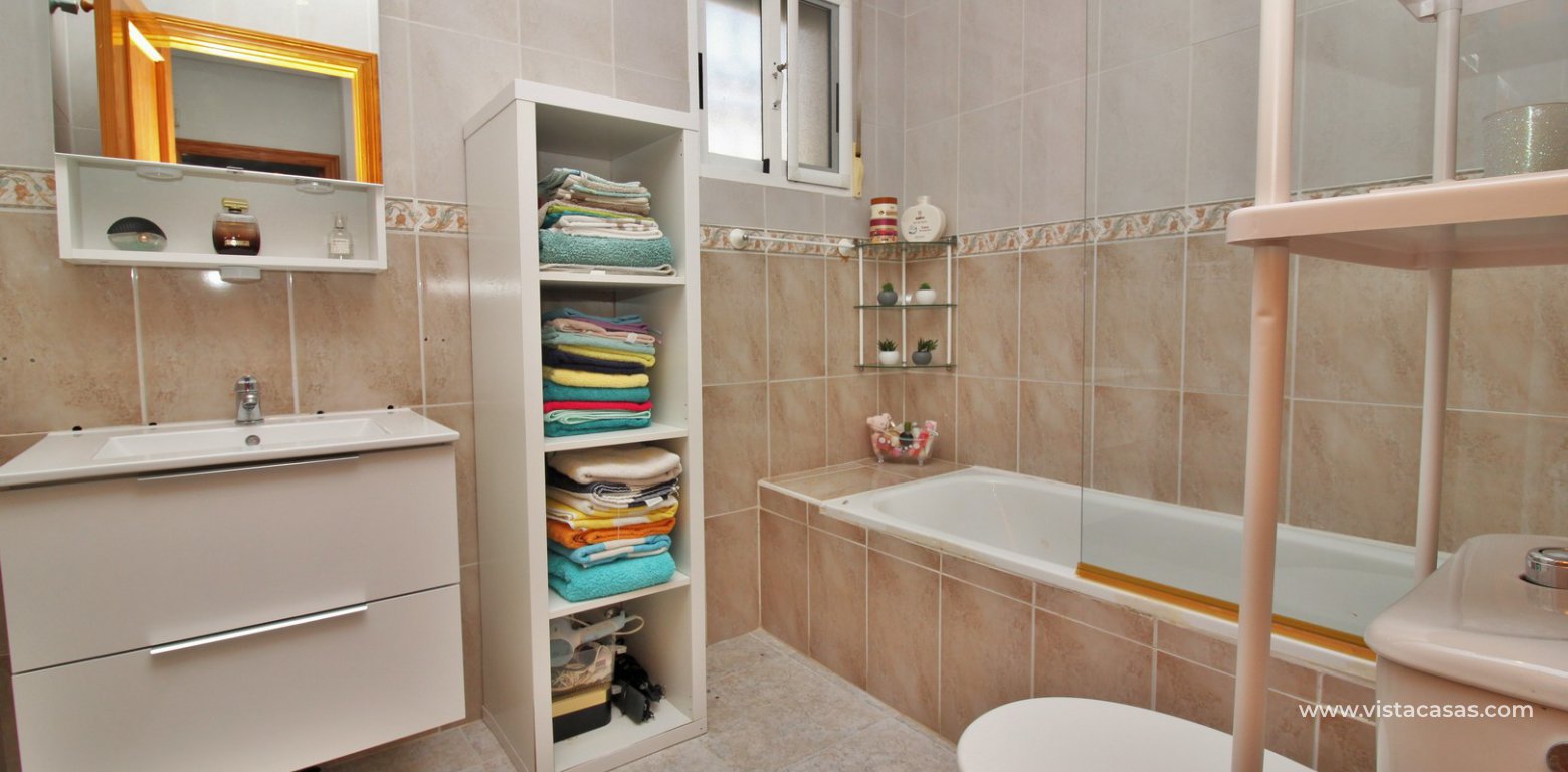 South facing detached villa with private pool and garage for sale Montegolf VII Villamartin family bathroom