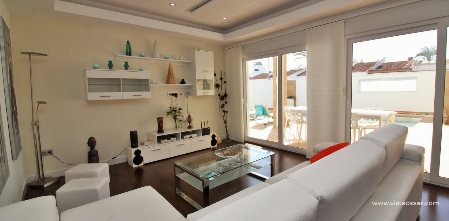 Luxury 5 bedroom detached villa with private pool for sale in Mil Palmeras living area