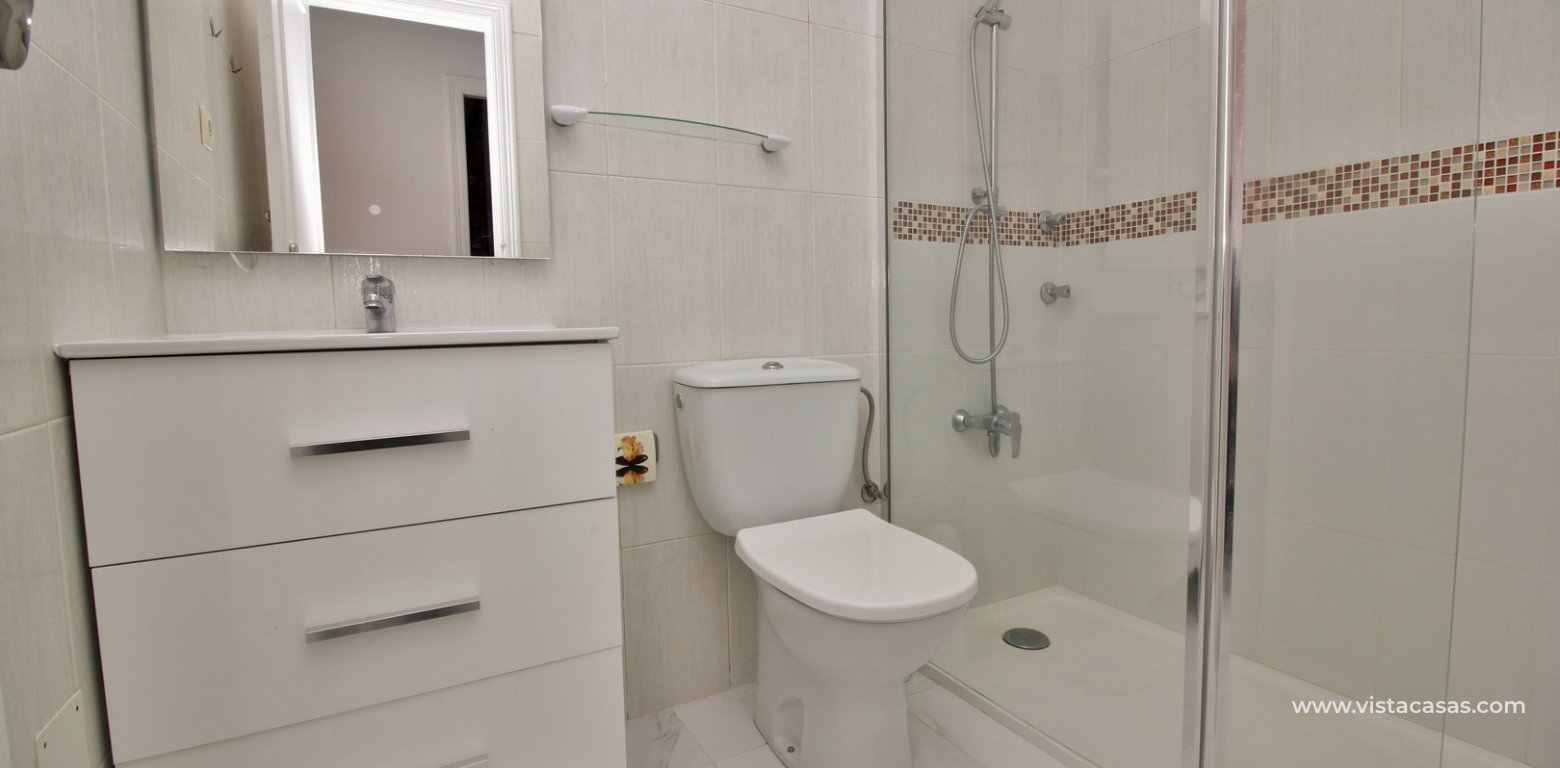 Ground floor apartment for sale Lomas del Golf Villamartin bathroom