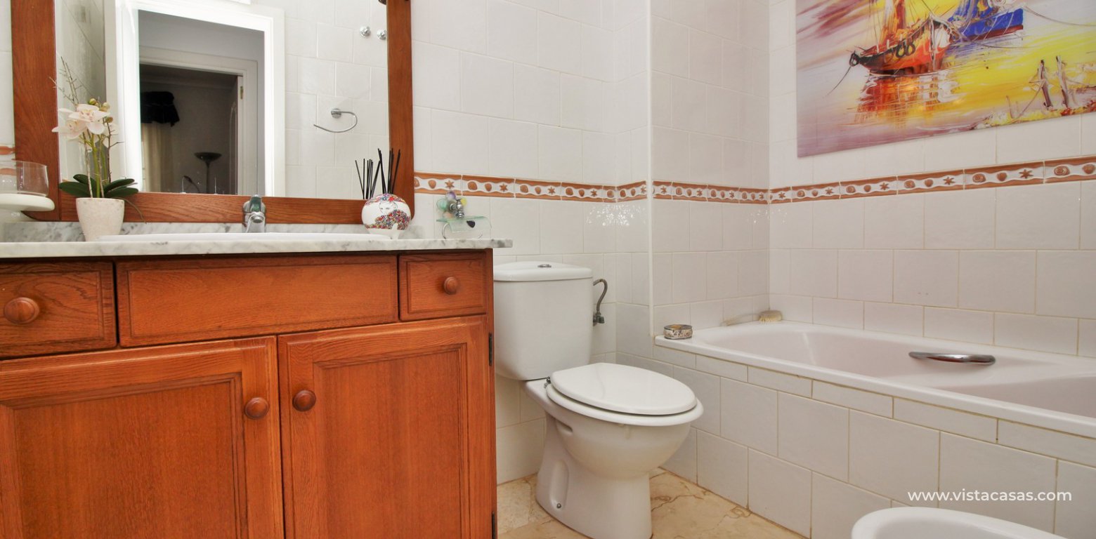 Ground floor apartment for sale R4 Las Violetas Villamartin bathroom