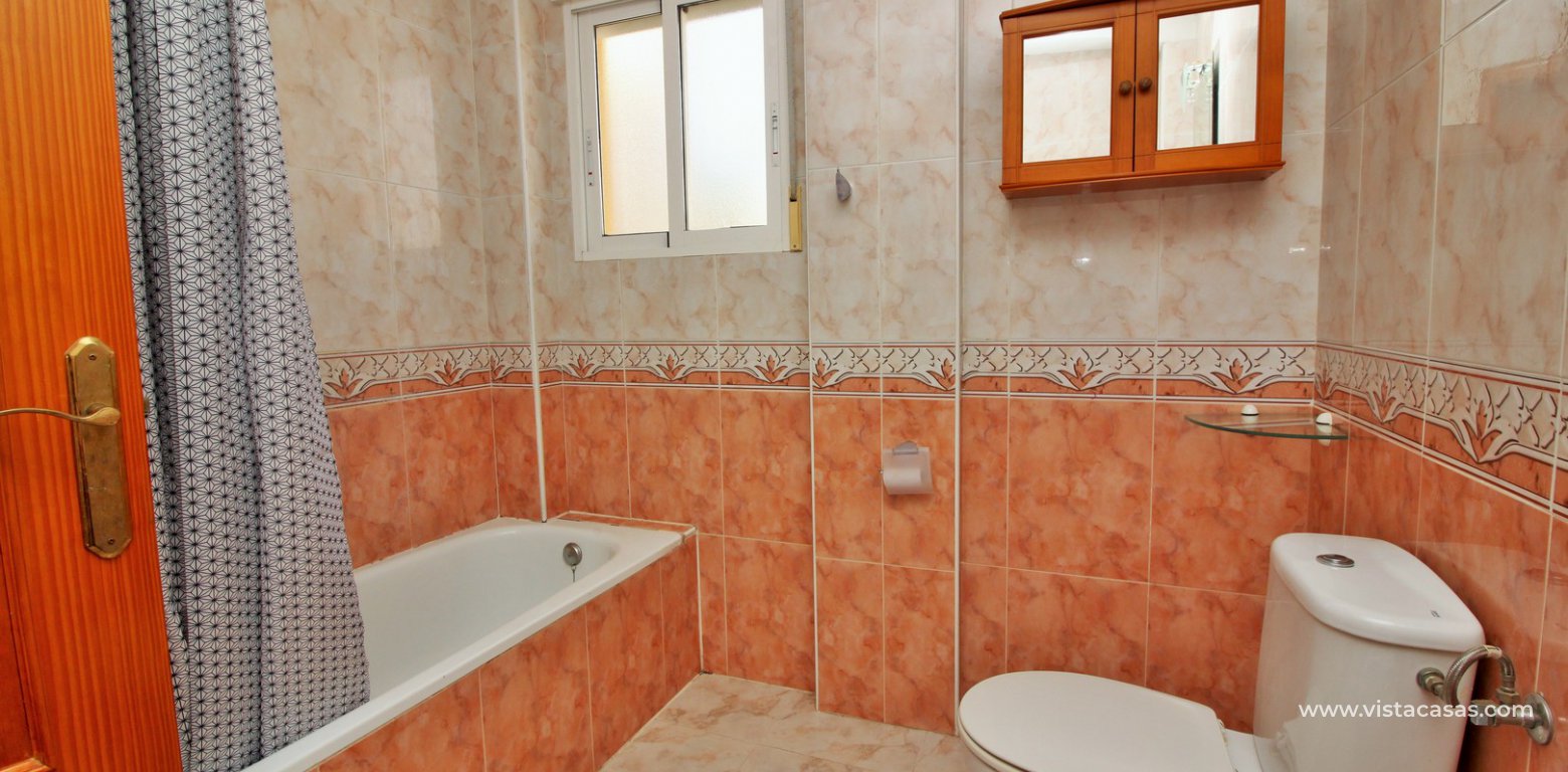 Detached villa with garage for sale Pinada Golf I Villamartin bathroom 2