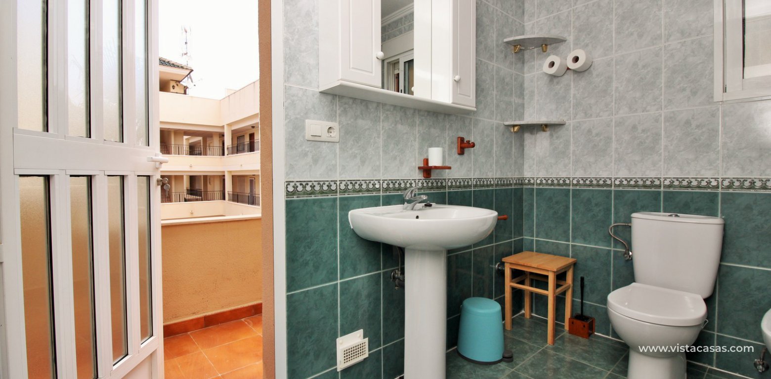 Detached 3 bedroom villa overlooking the pool for sale Torregolf I Villamartin bathroom 2