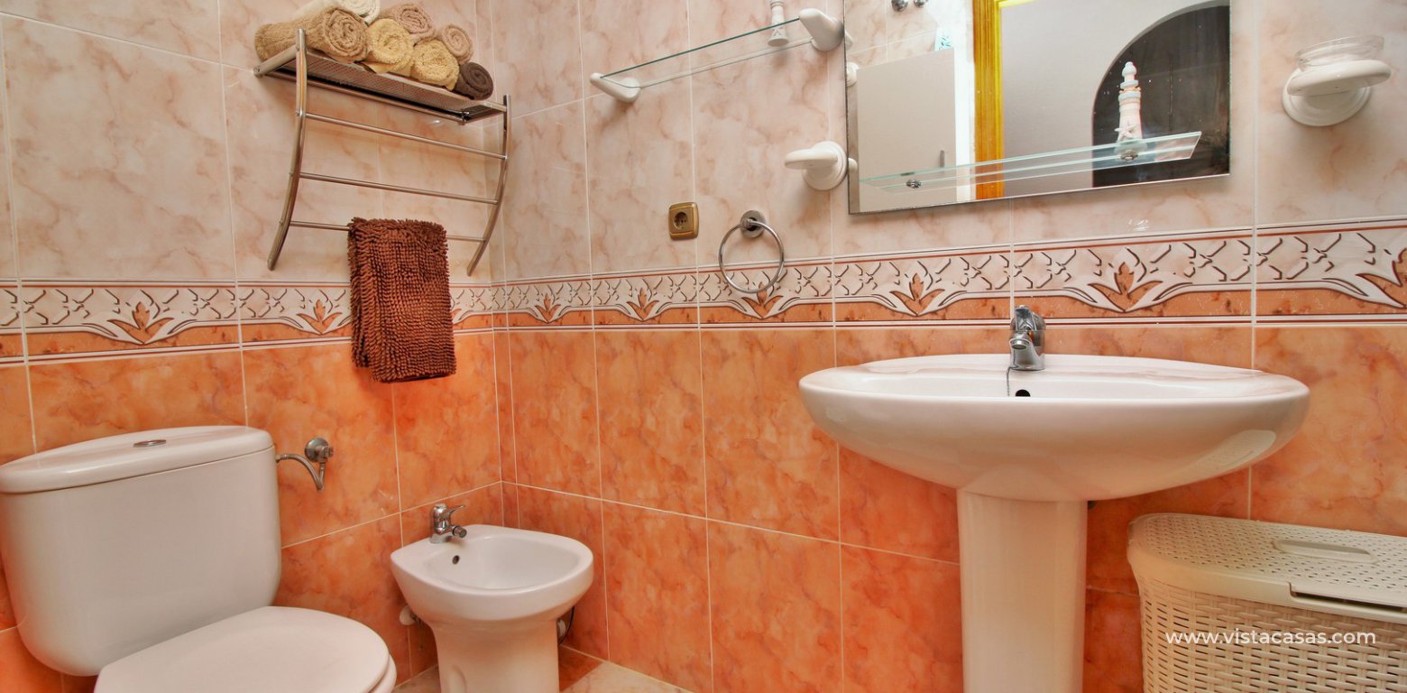 Ground floor apartment for sale Pinada Golf Villamartin bathroom