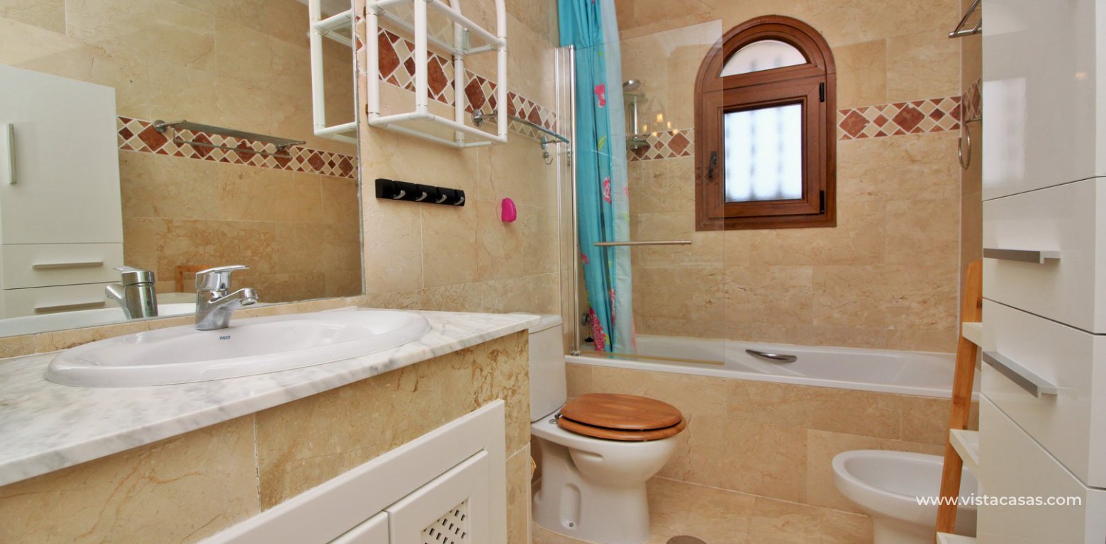South facing Sofia townhouse for sale R12 Pau 8 Villamartin bathroom