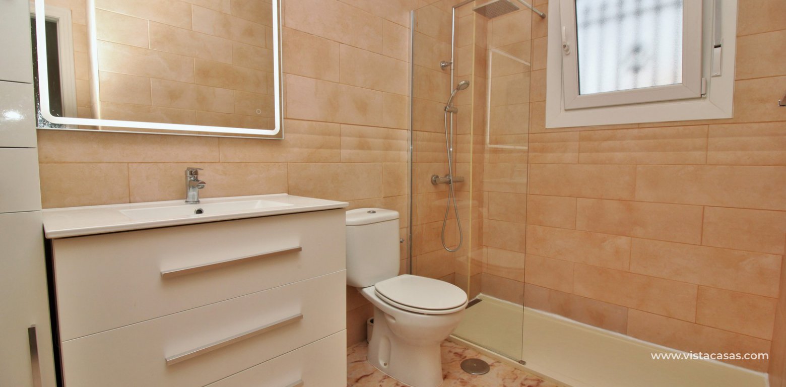 Quad house for sale Pinada Golf II Villamartin bathroom