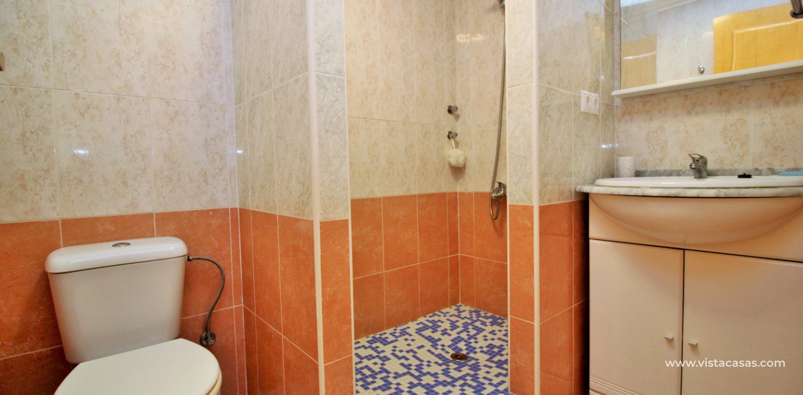 Ground floor apartment for sale Lomas del Golf Villamartin bathroom