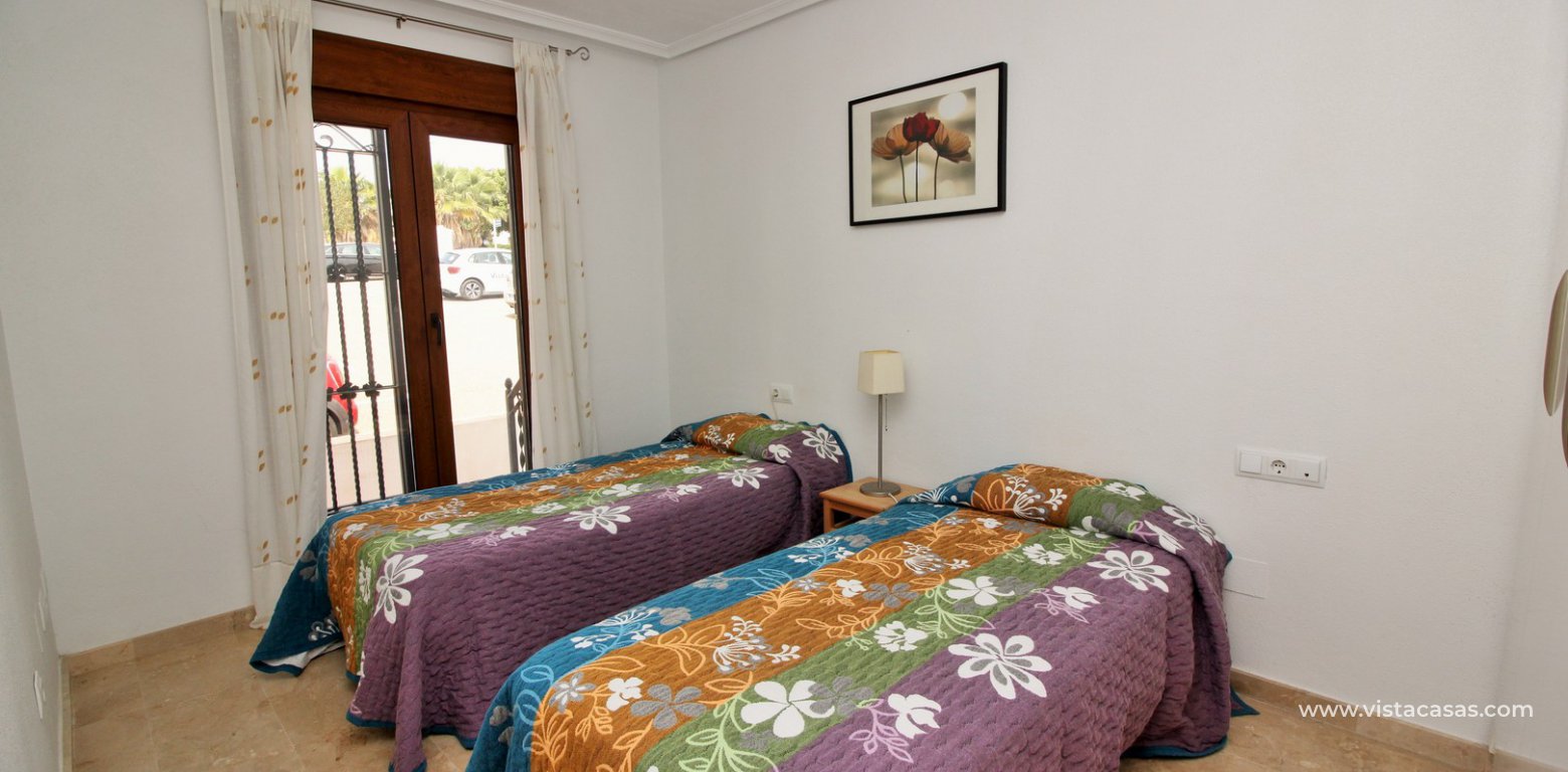 Lola bungalow overlooking the pool for sale R6 Pau 8 Villamartin master bedroom