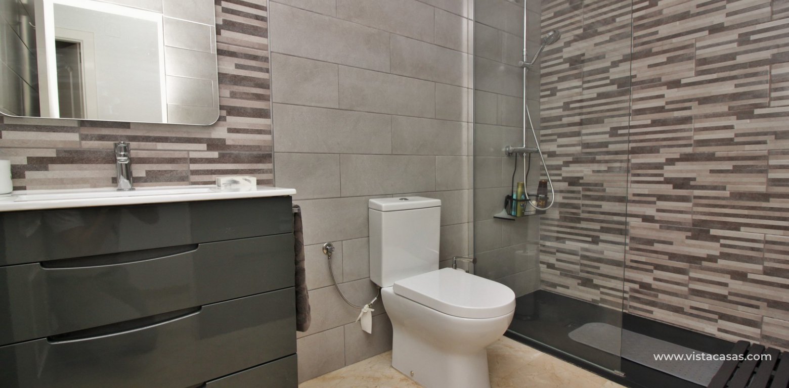 South facing Lola bungalow for sale calle Nabucco Pau 8 Villamartin bathroom