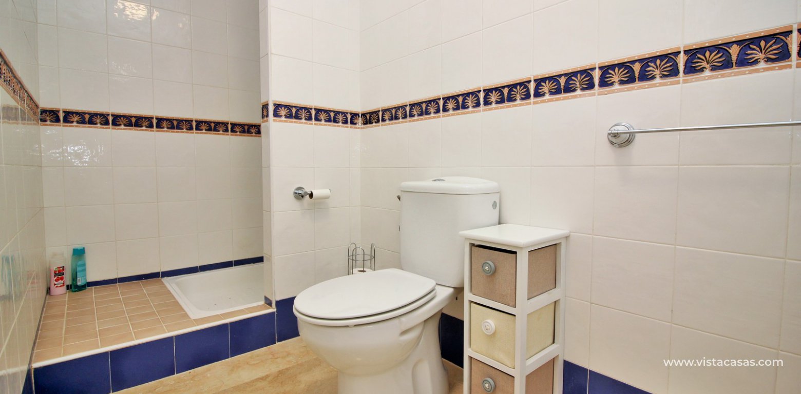Penthouse corner apartment for sale in Las Violetas Villamartin bathroom