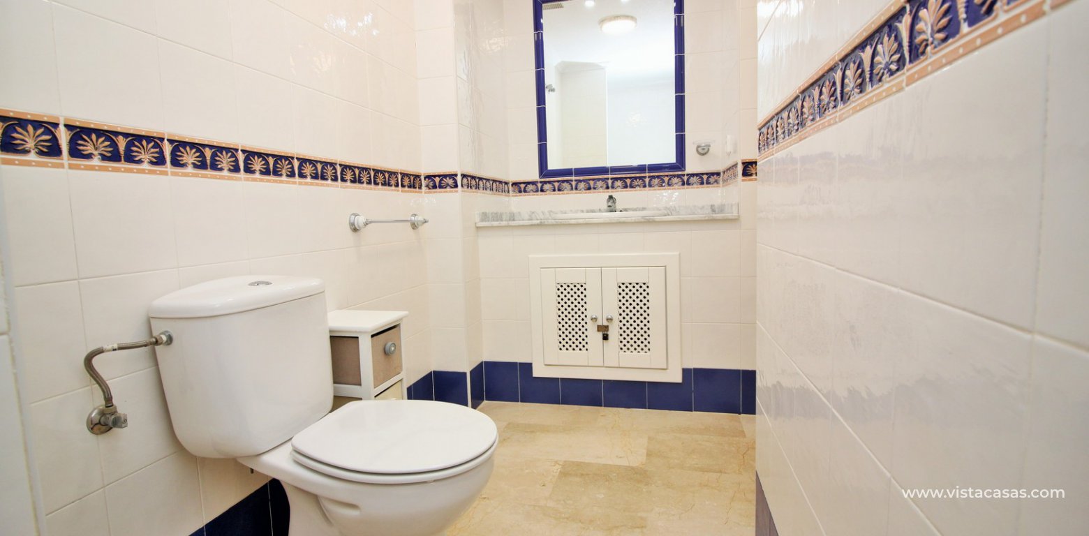 Penthouse corner apartment for sale in Las Violetas Villamartin bathroom 1