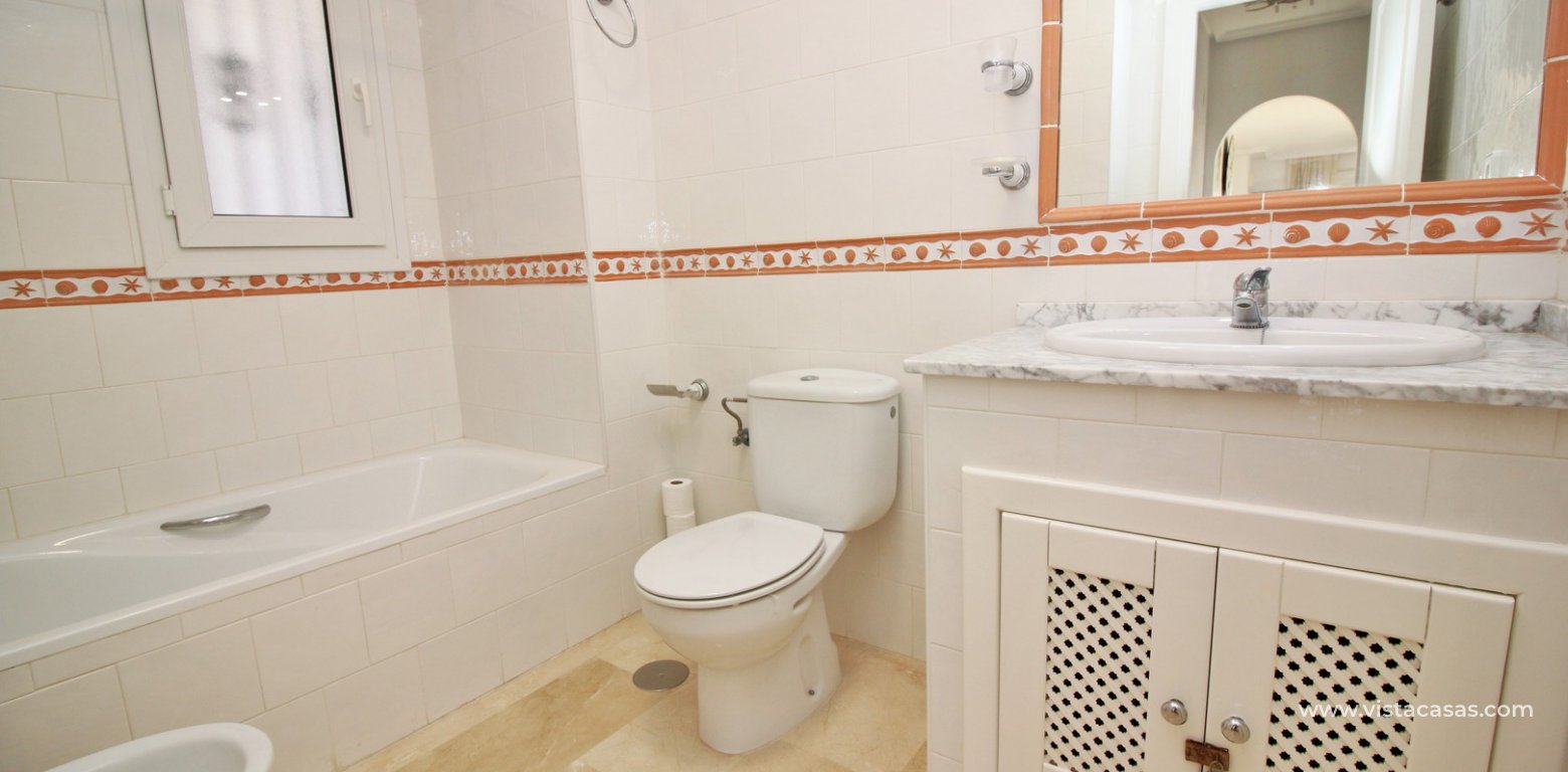 Penthouse corner apartment for sale in Las Violetas Villamartin bathroom 2