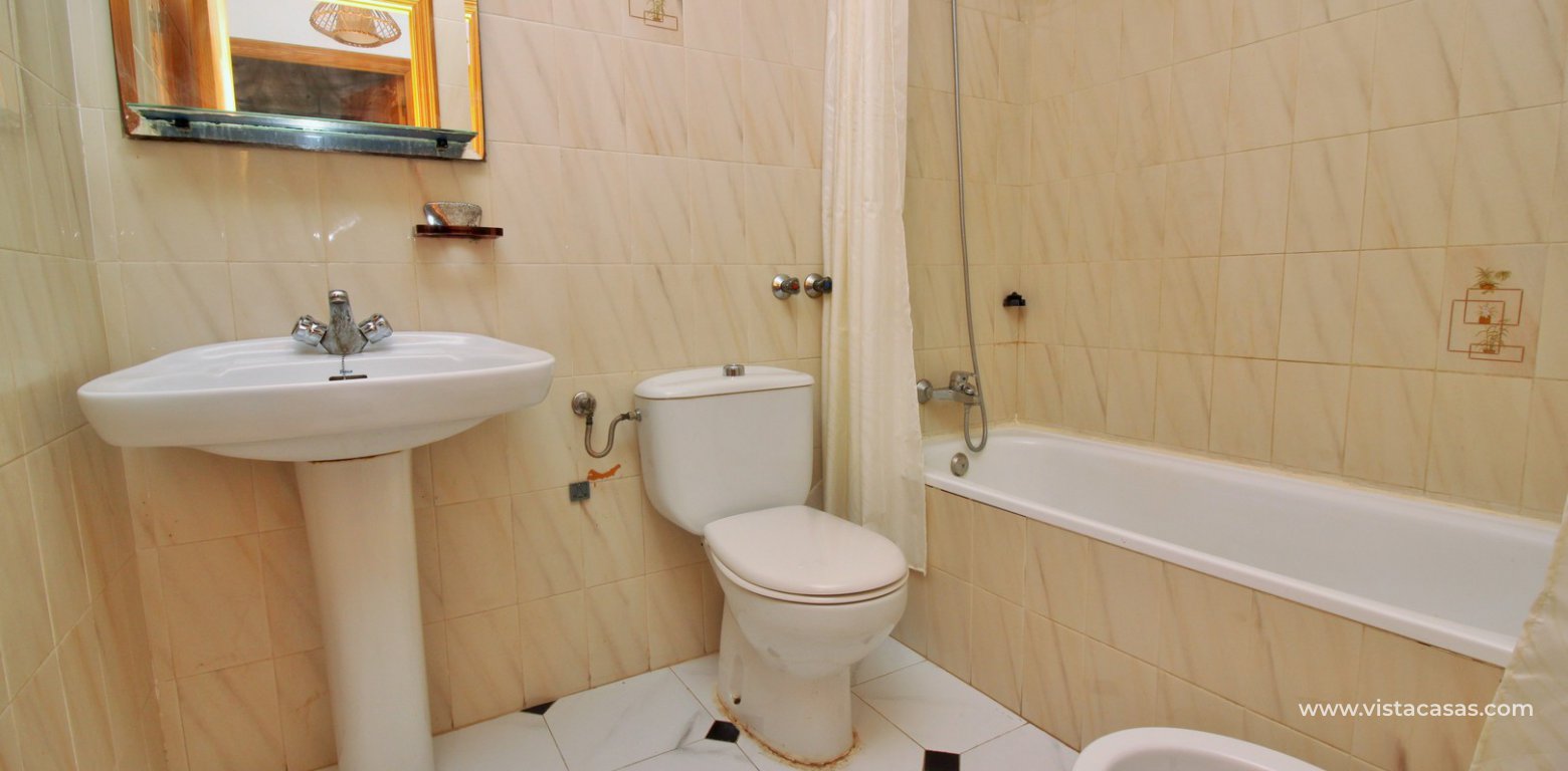 Lola bungalow for sale Verdemar II Villamartin bathroom