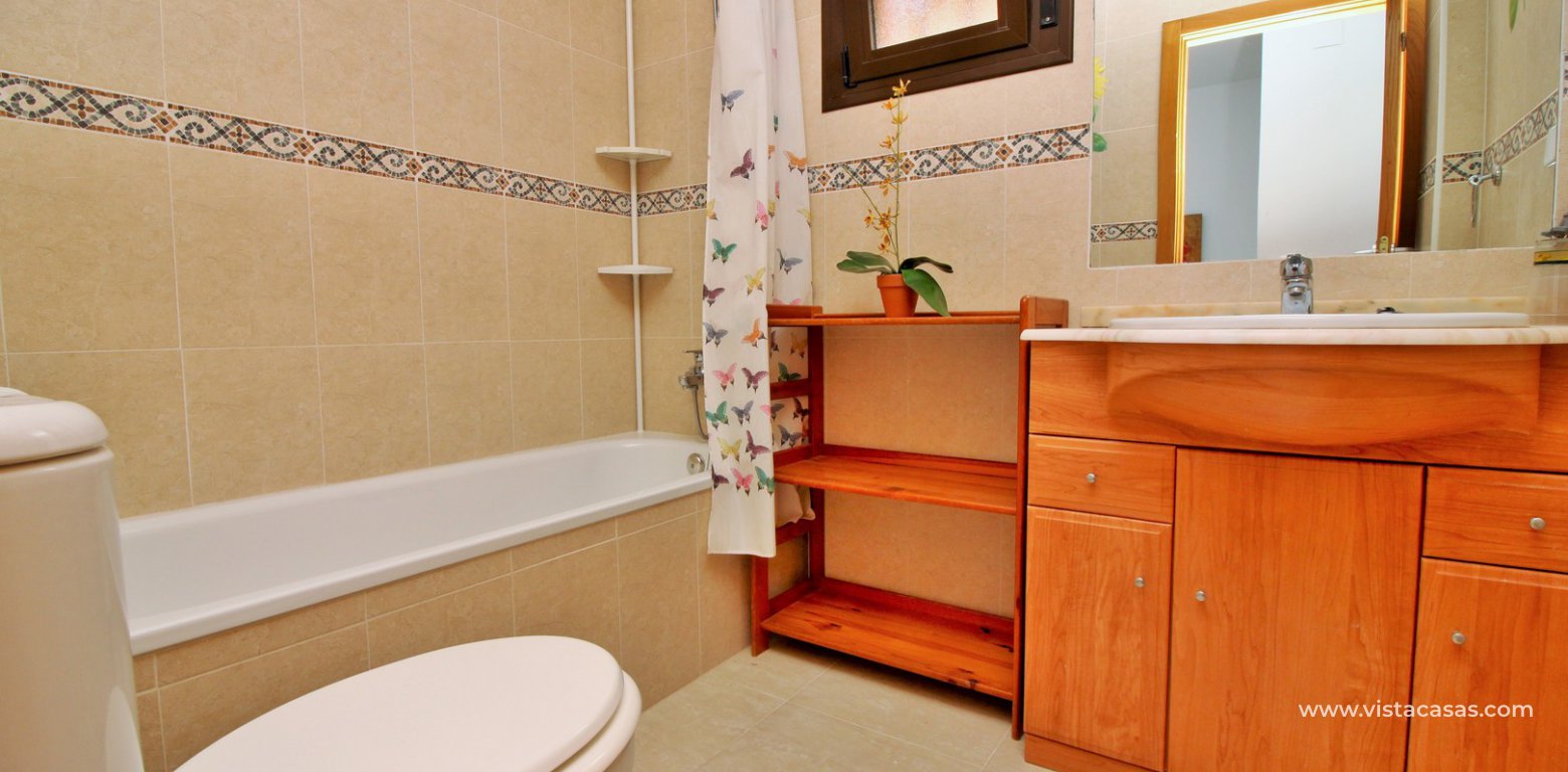 3 bedroom villa for sale overlooking the pool El Palmeral Pau 8 Villamartin bathroom