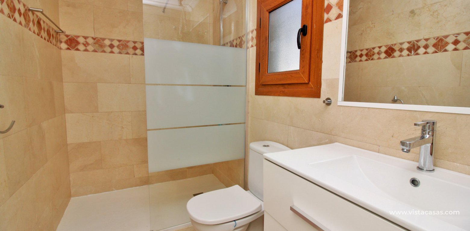 Ground floor apartment overlooking the pool for sale Pau 8 Villamartin ensuite