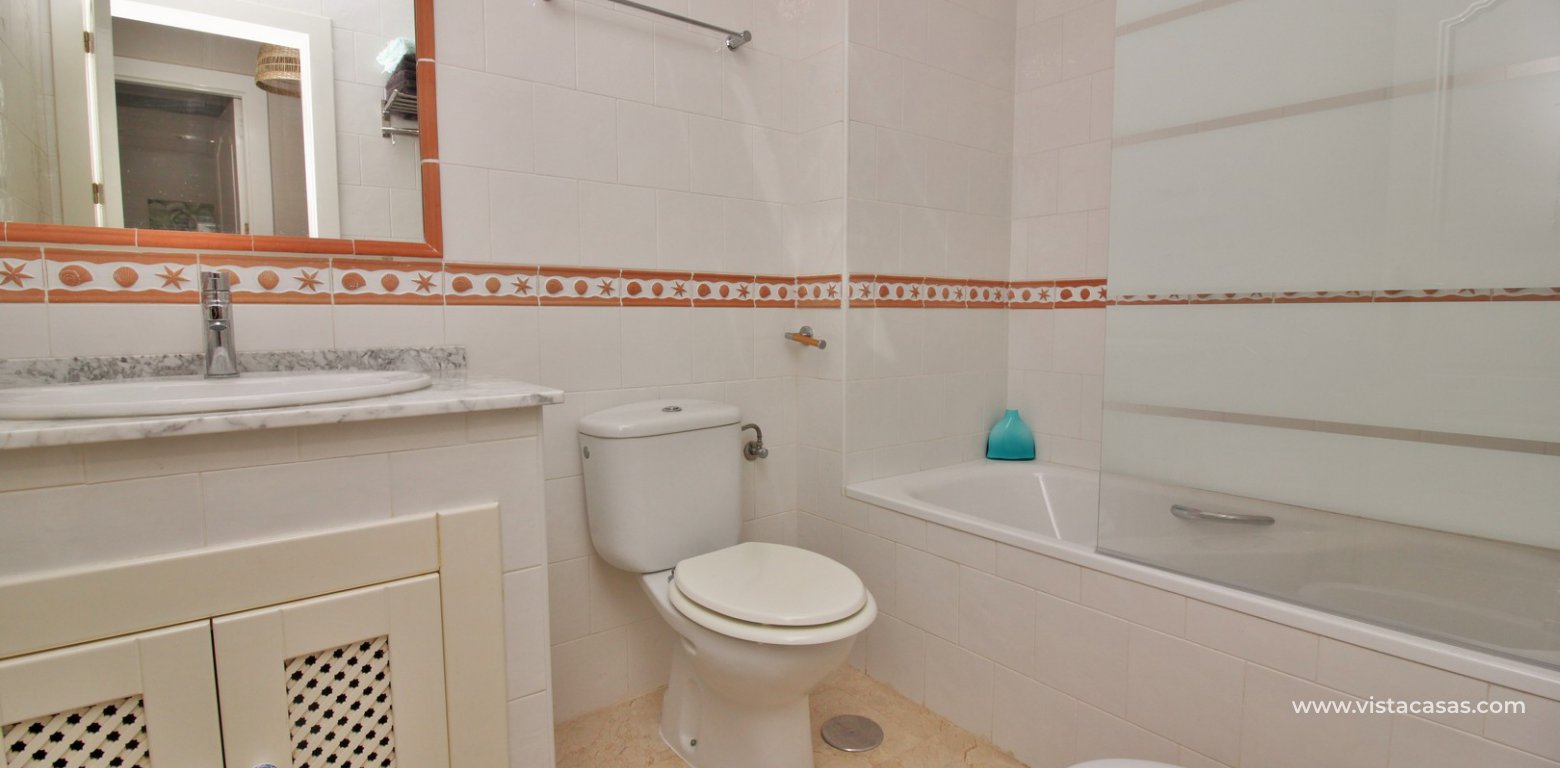 Ground floor apartment overlooking the pool for sale Pau 8 Villamartin bathroom