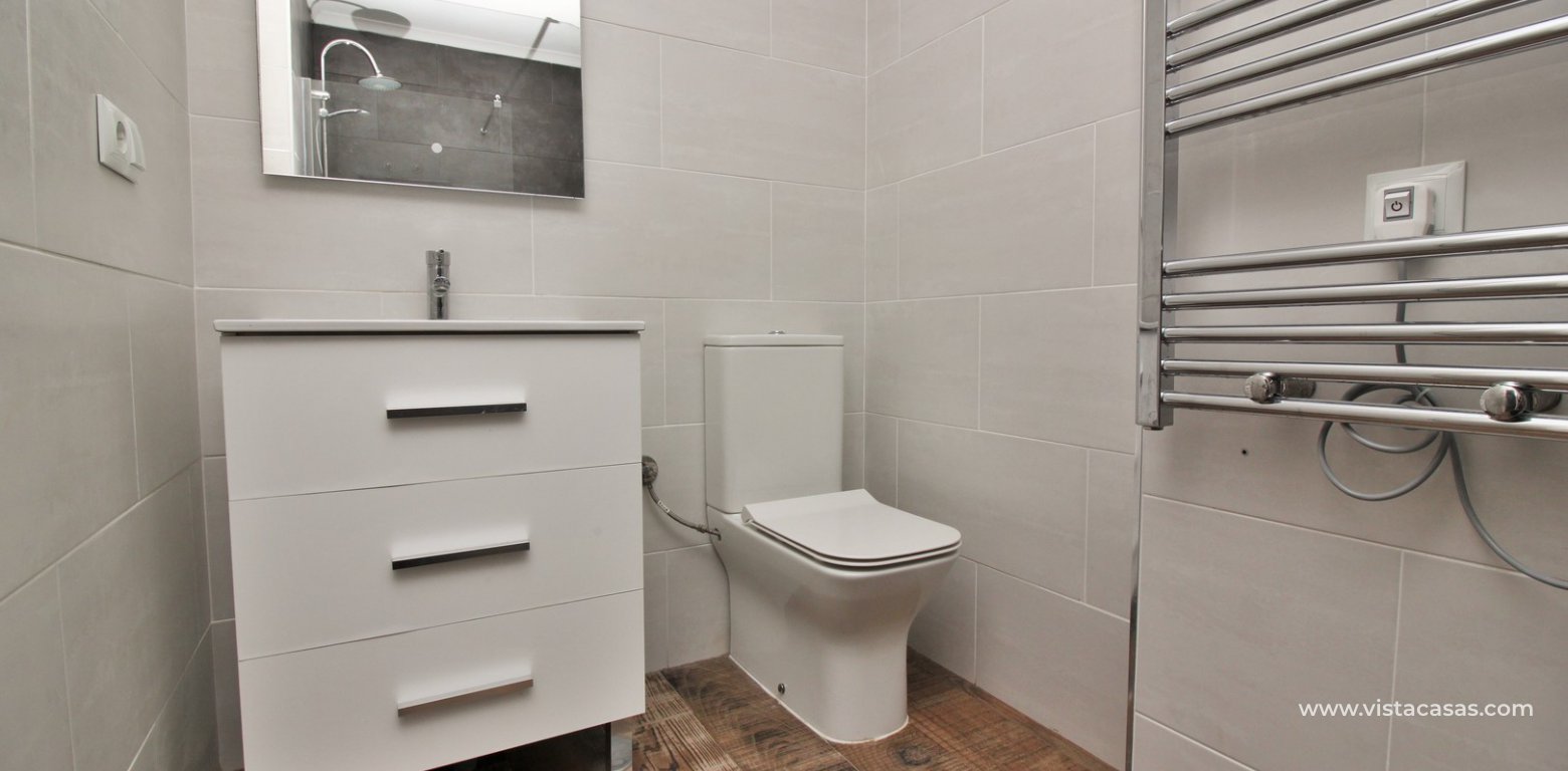 Renovated Plaza apartment for sale Villamartin bathroom