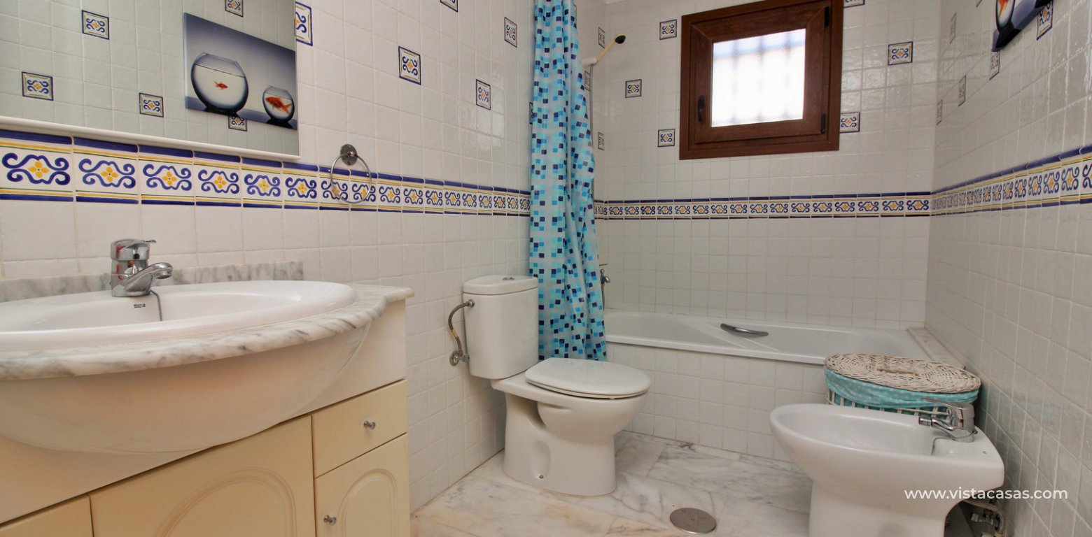 Jumilla style bungalow for sale in La Cañada San Miguel de Salinas bathroom