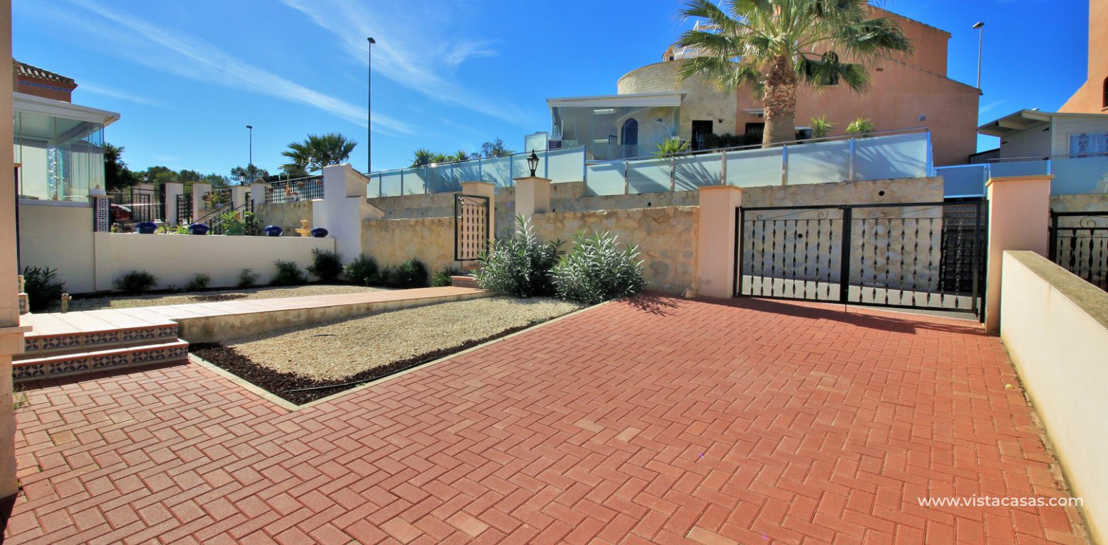 Jumilla style bungalow for sale in La Cañada San Miguel de Salinas driveway
