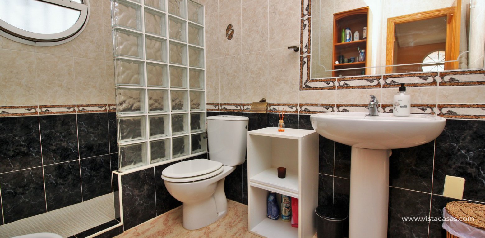 3 bedroom Zodiaco quad for sale Villamartin bathroom