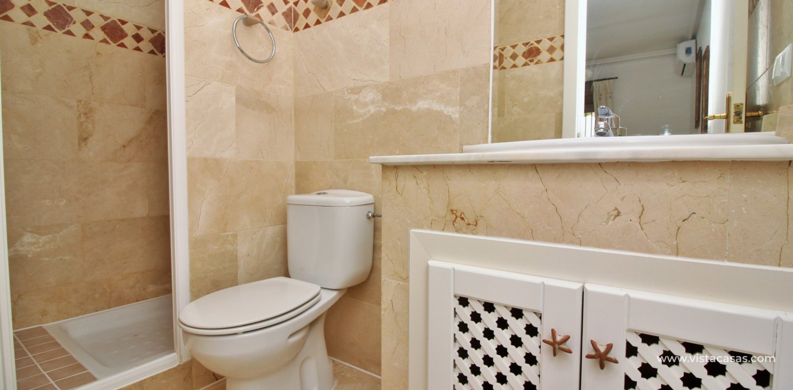 Lola bungalow for sale R9 Pau 8 Villamartin en-suite bathroom