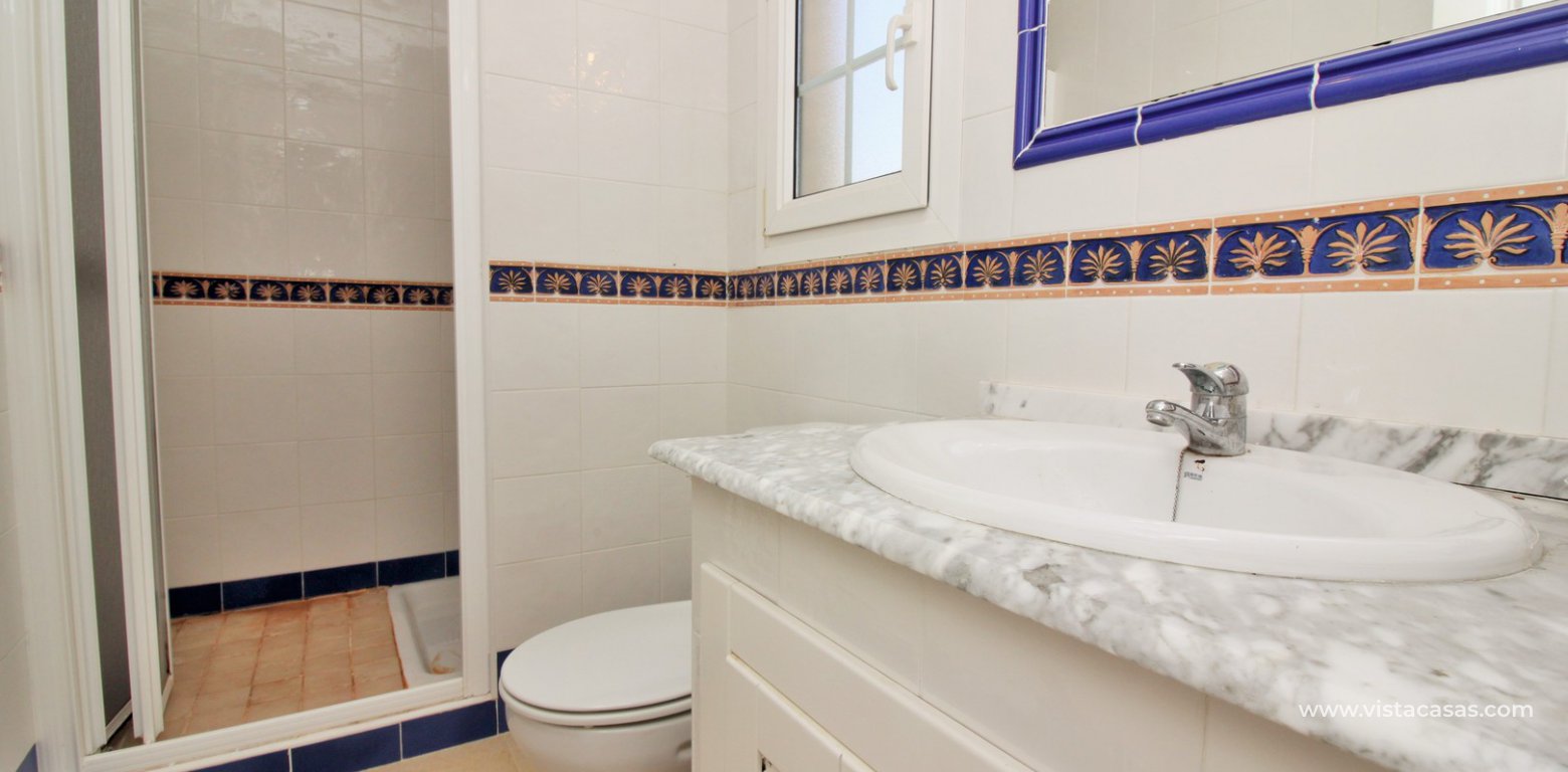 Top floor apartment for sale in R3 Las Violetas Villamartin en-suite bathroom