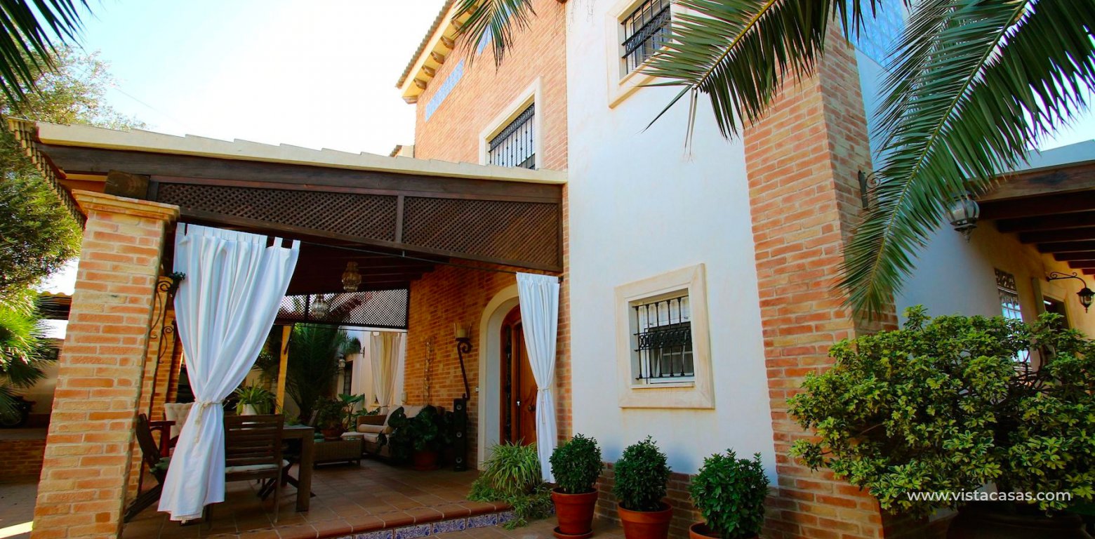 Resale - Villa - Torrevieja