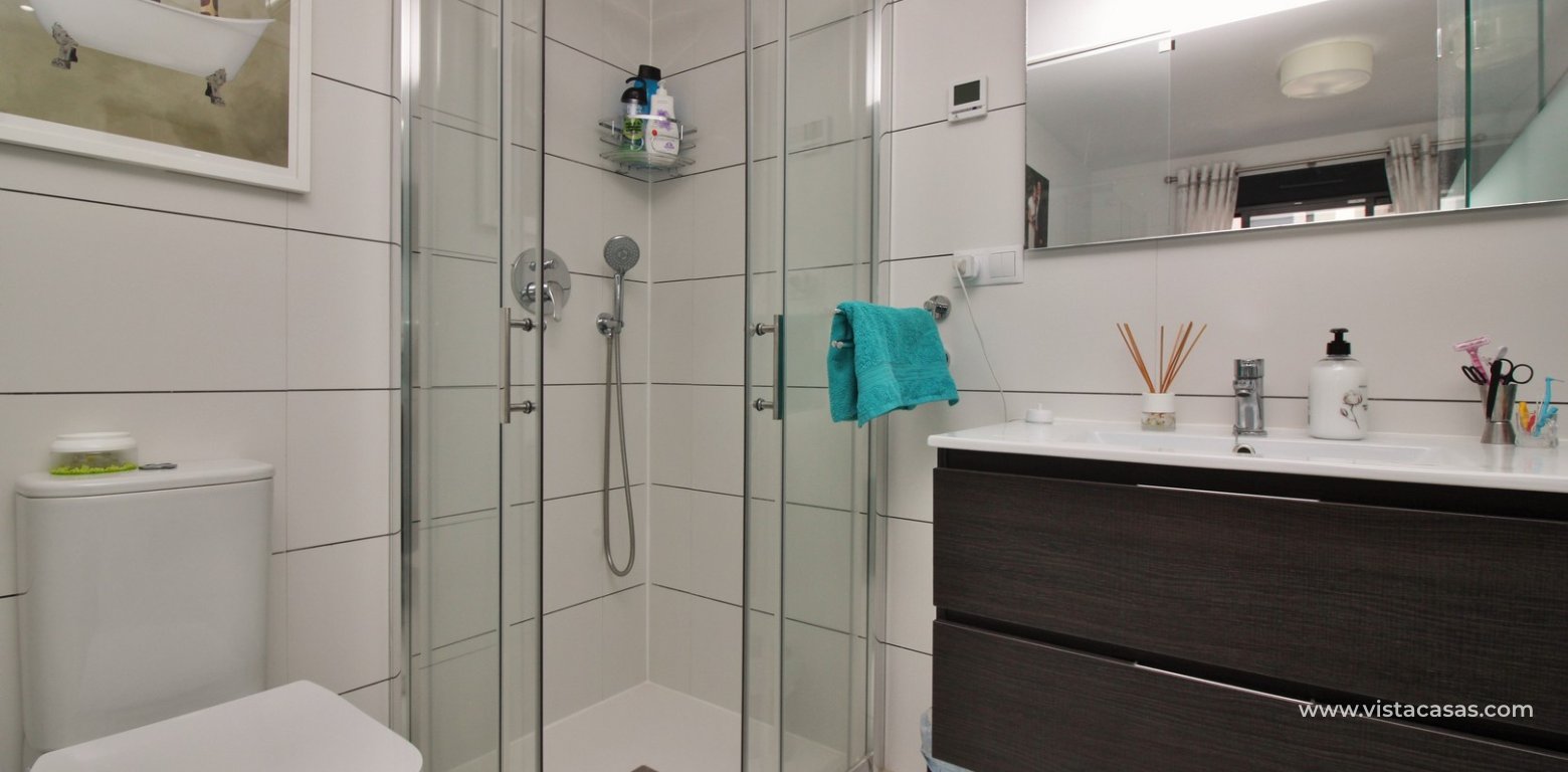 Ground floor apartment for sale Valentino Golf I Villamartin master bedroom en-suite bathroom