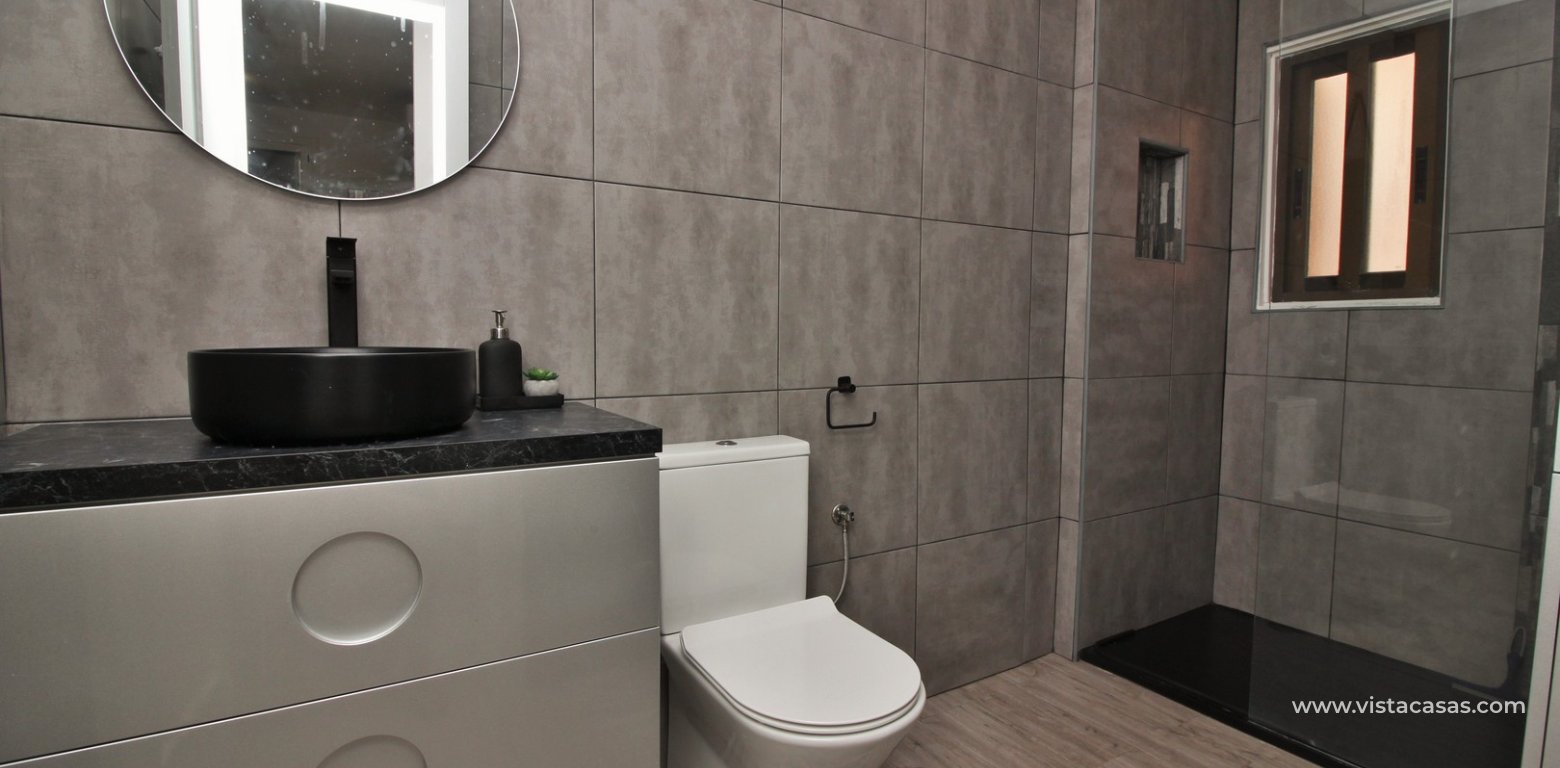 Renovated apartment for sale in the Villamartin Plaza bathroom