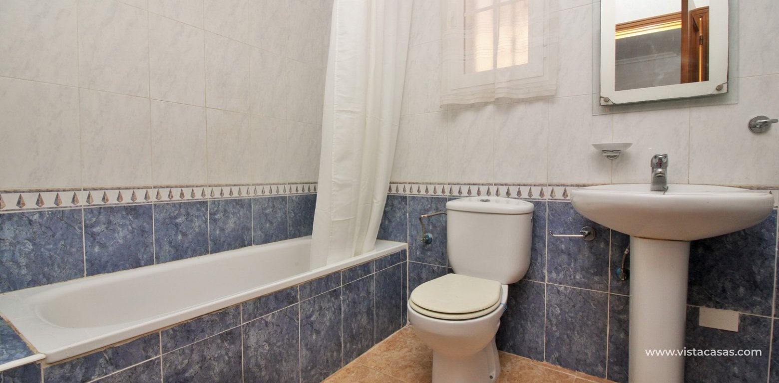 South facing 3 bedroom townhouse for sale Entregolf Villamartin bathroom