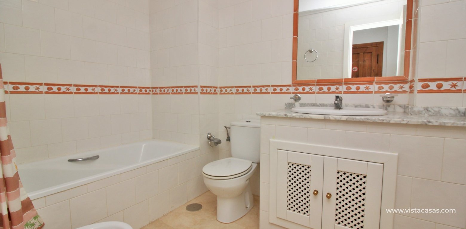 Ground floor apartment with for sale Las Violetas Villamartin bathroom