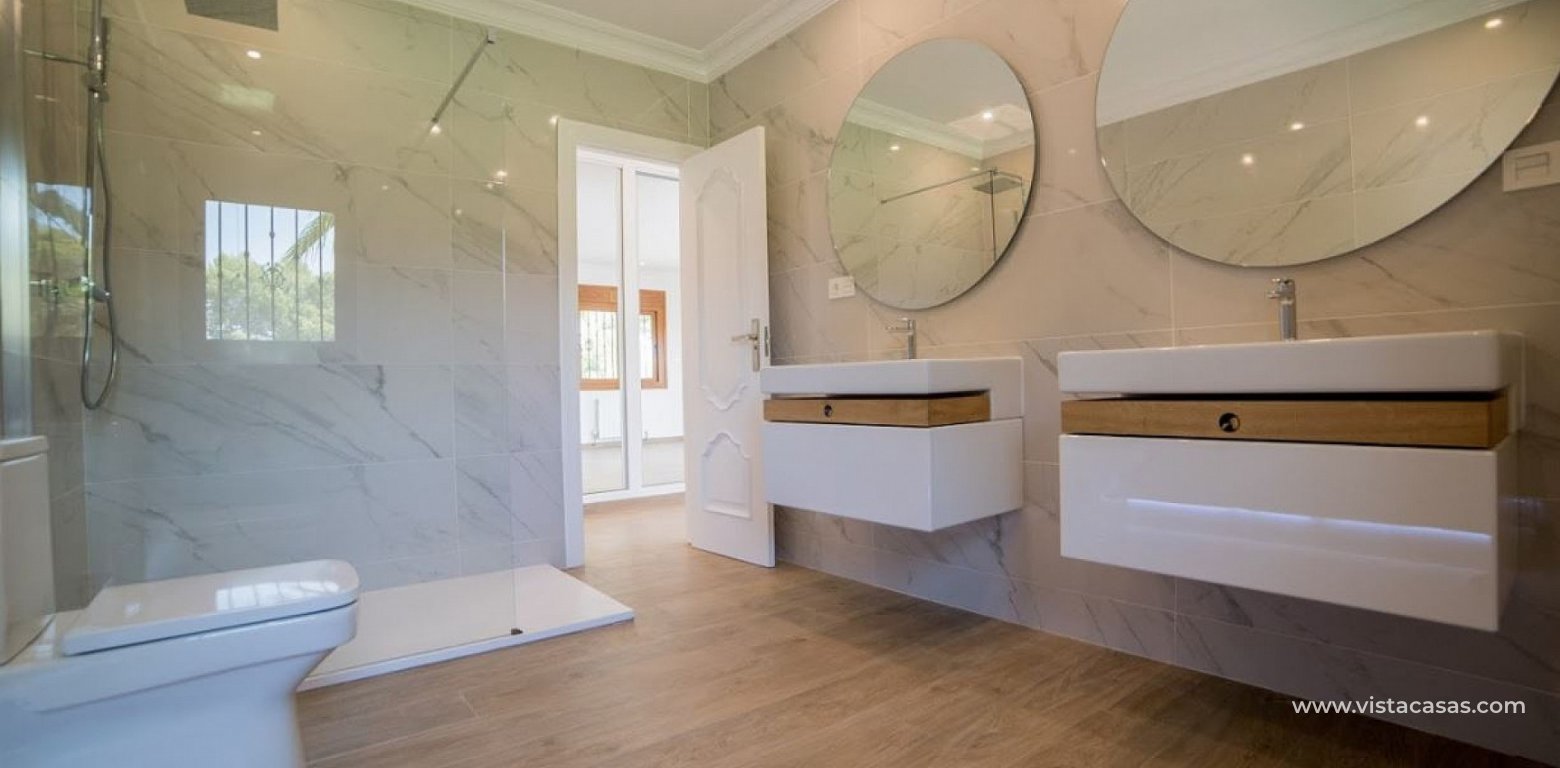 Luxury frontline golf villa for sale in Villamartin bathroom