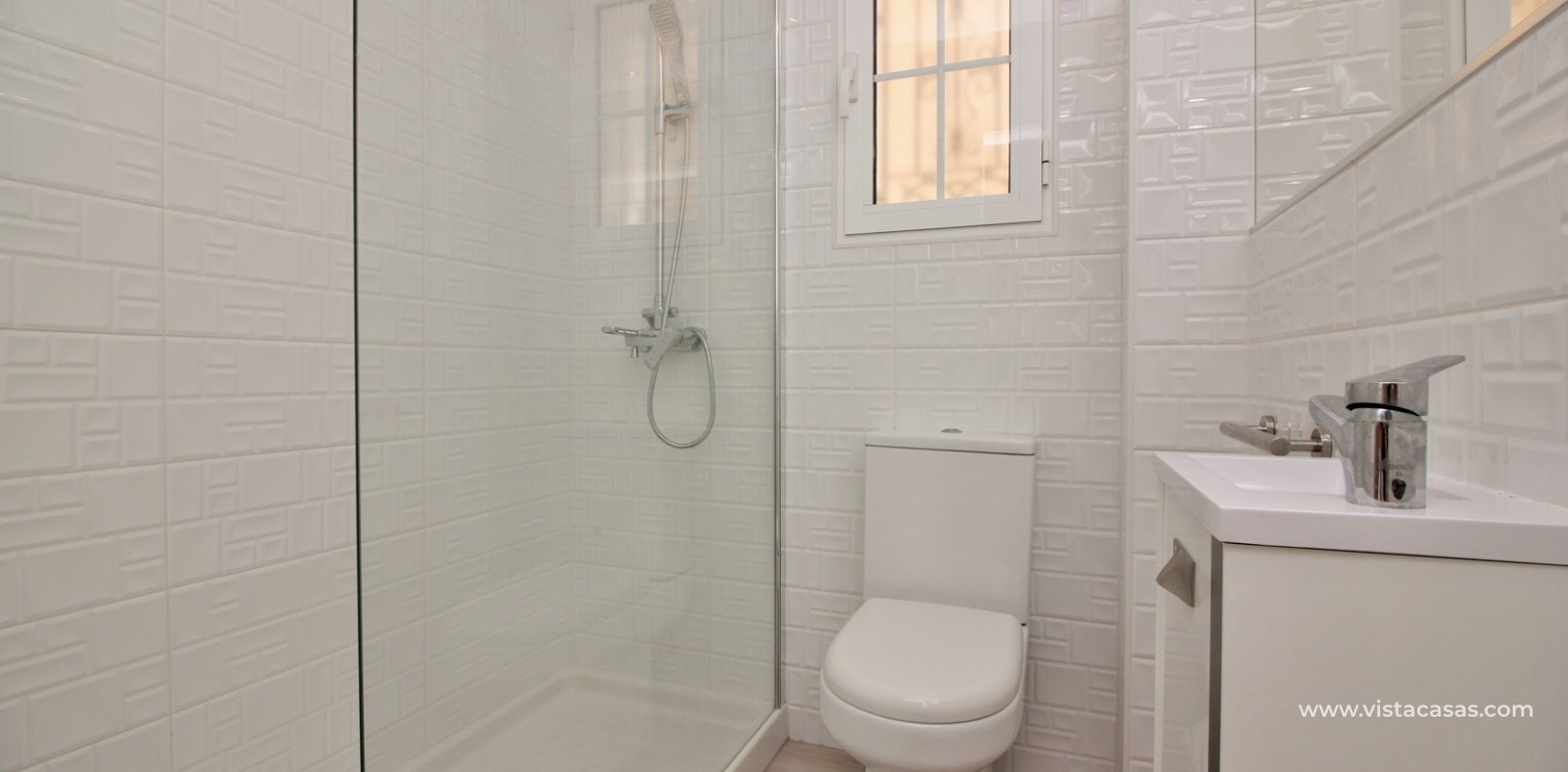 3 bedroom townhouse for sale Entregolf Villamartin renovated shower room