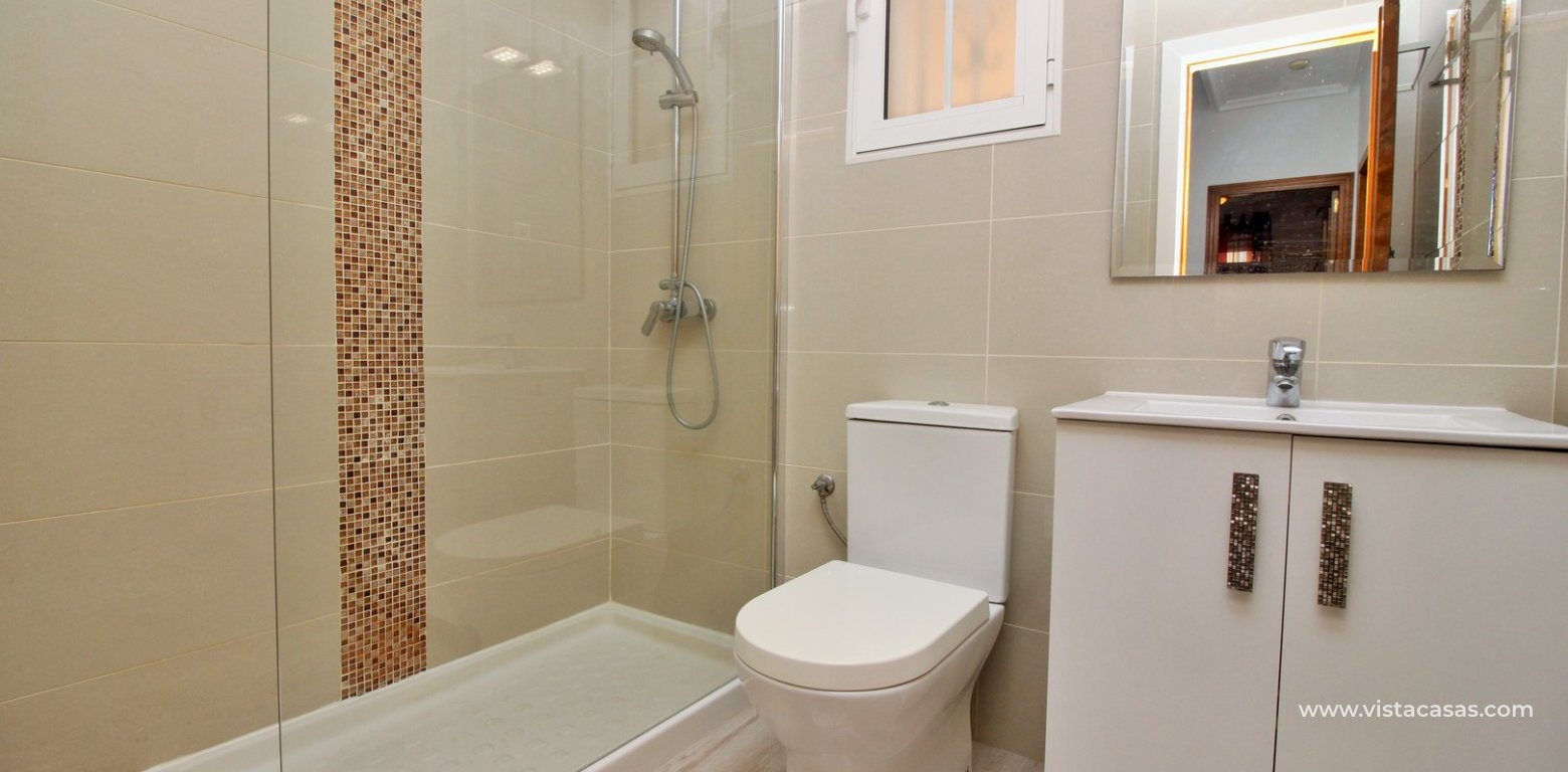 3 bedroom townhouse for sale Entregolf Villamartin renovated bathroom