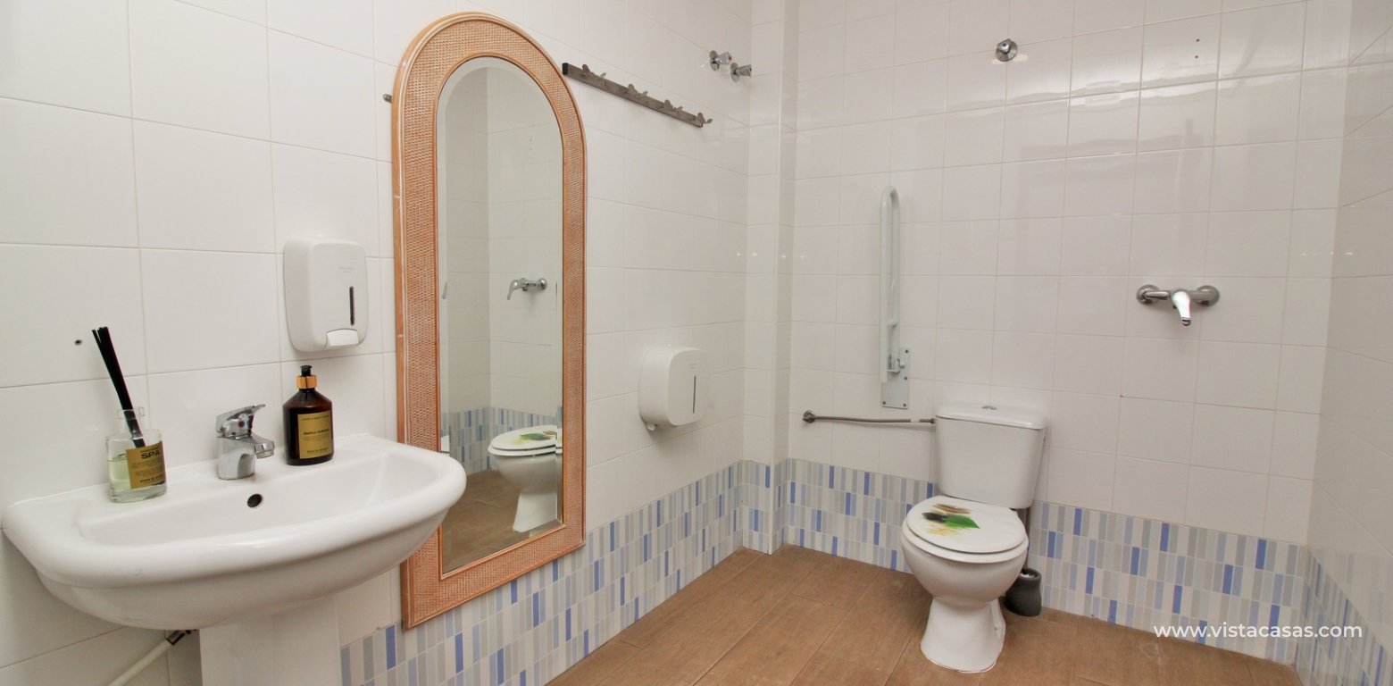 Traspaso for sale La Fuente commercial centre bathroom