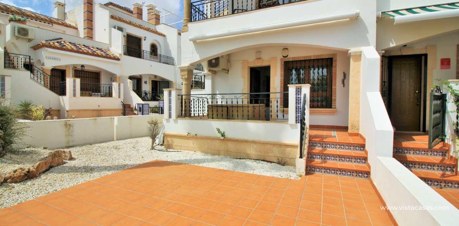 Ground floor apartment overlooking the pool for sale R9 Pau 8 Villamartin front garden